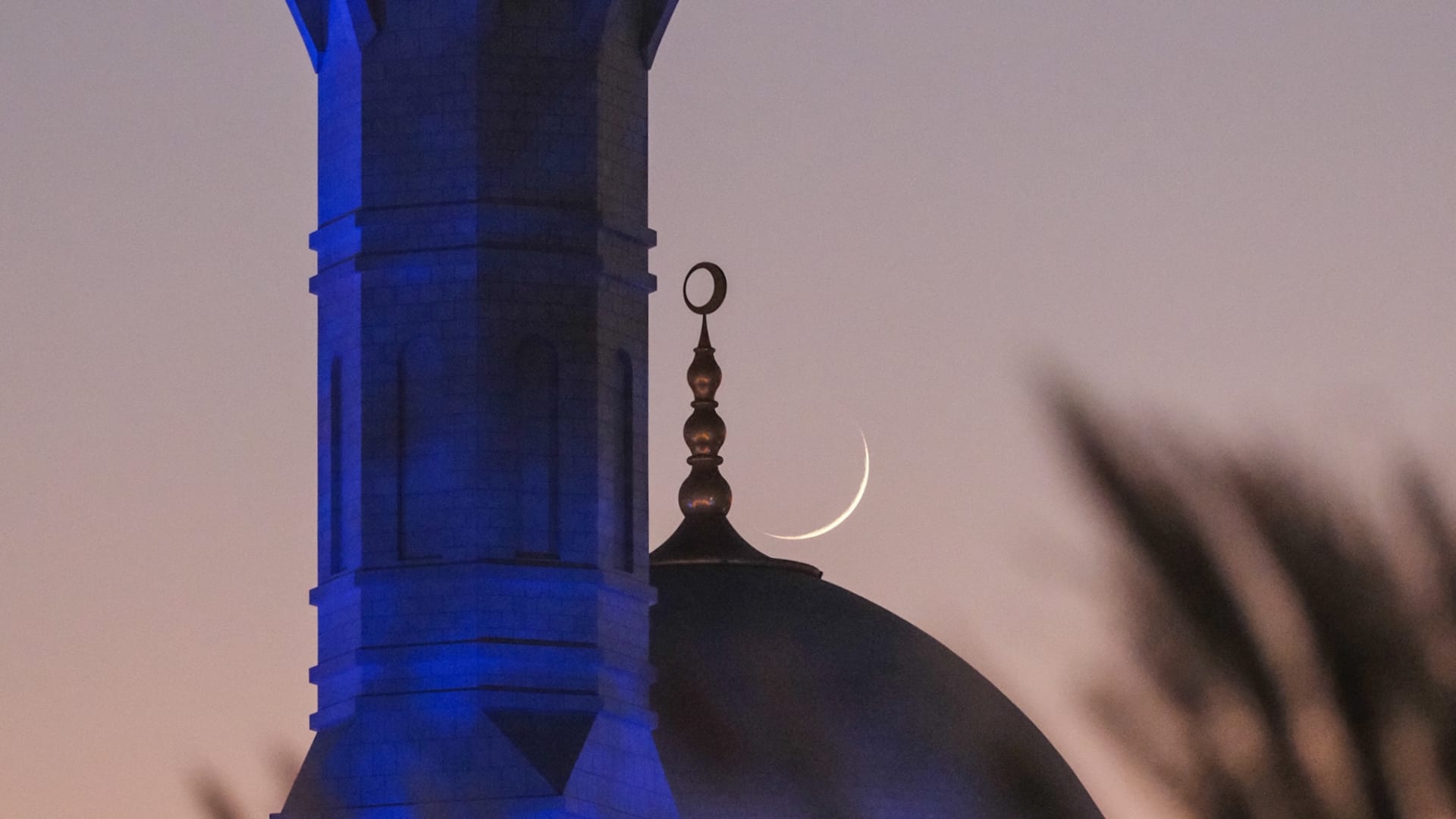 مصور يرصد القمر فوق مآذن المساجد في الإمارت بصور آسرة