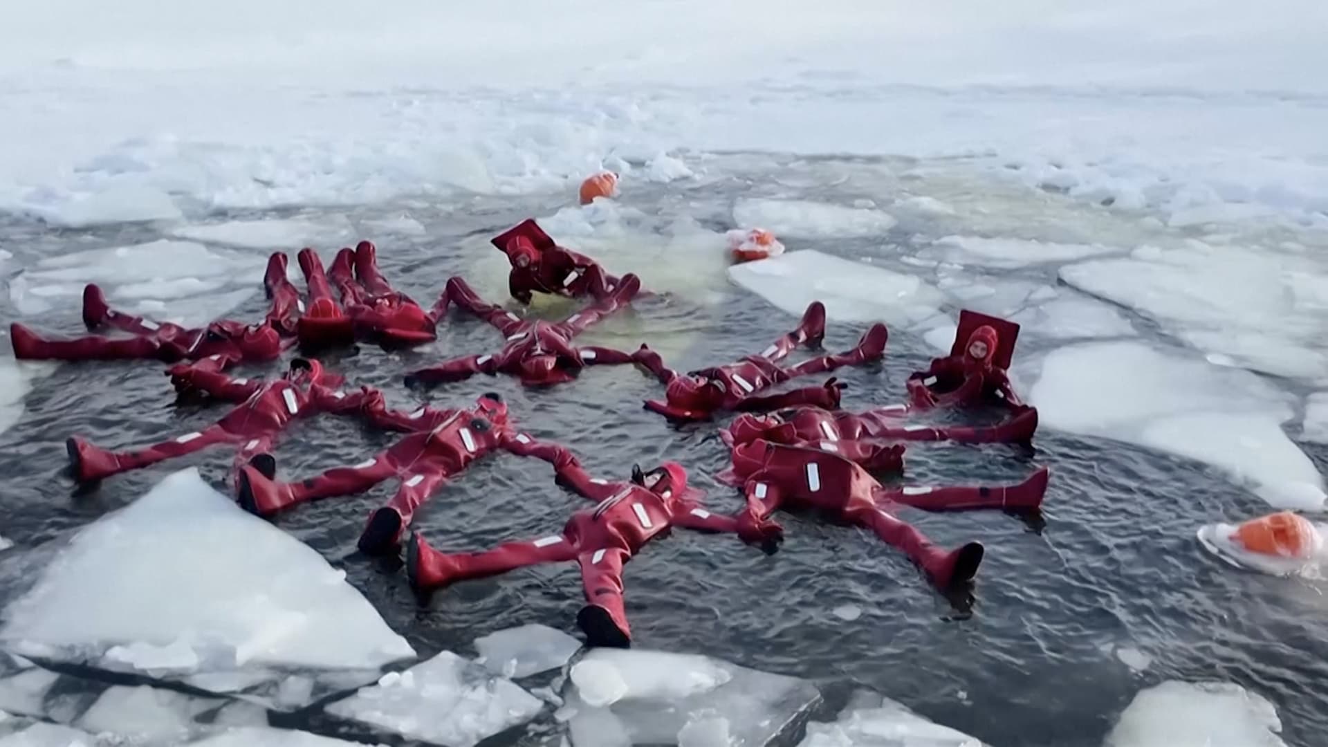 20 درجة تحت الصفر.. روس يقفزون في مياه جليدية من أجل الاسترخاء