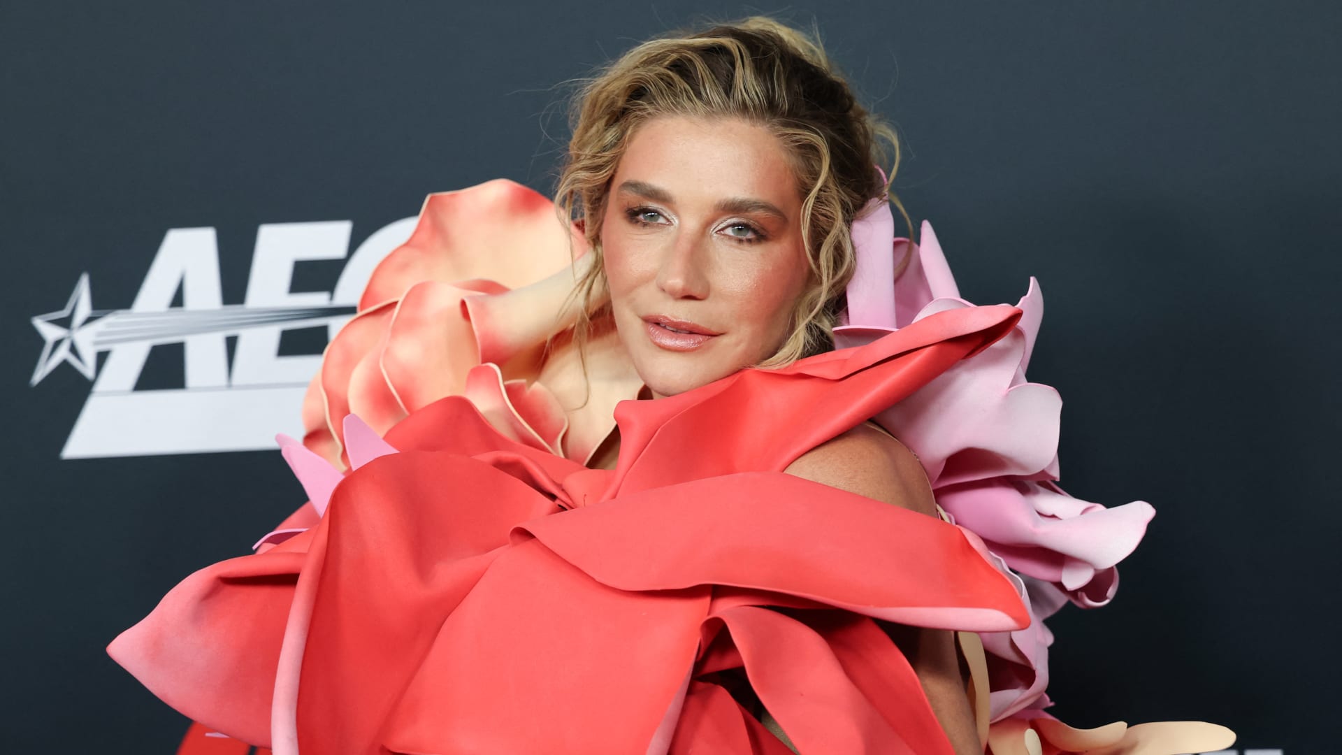 فساتين بزهور ثلاثية الأبعاد وسلاسل معدنية وريش..فنانة أمريكية تقدم منظورًا مختلفًا للأزياء