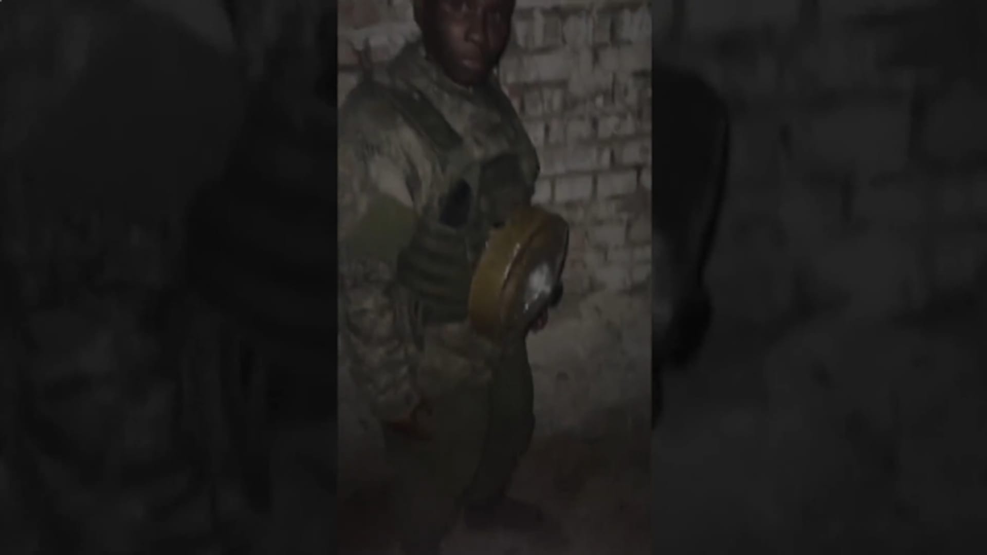 بعد فيديو صادم للغم أرضي معلق على صدره.. CNN تحقق مع أفارقة قاتلوا بصفوف روسيا بأوكرانيا