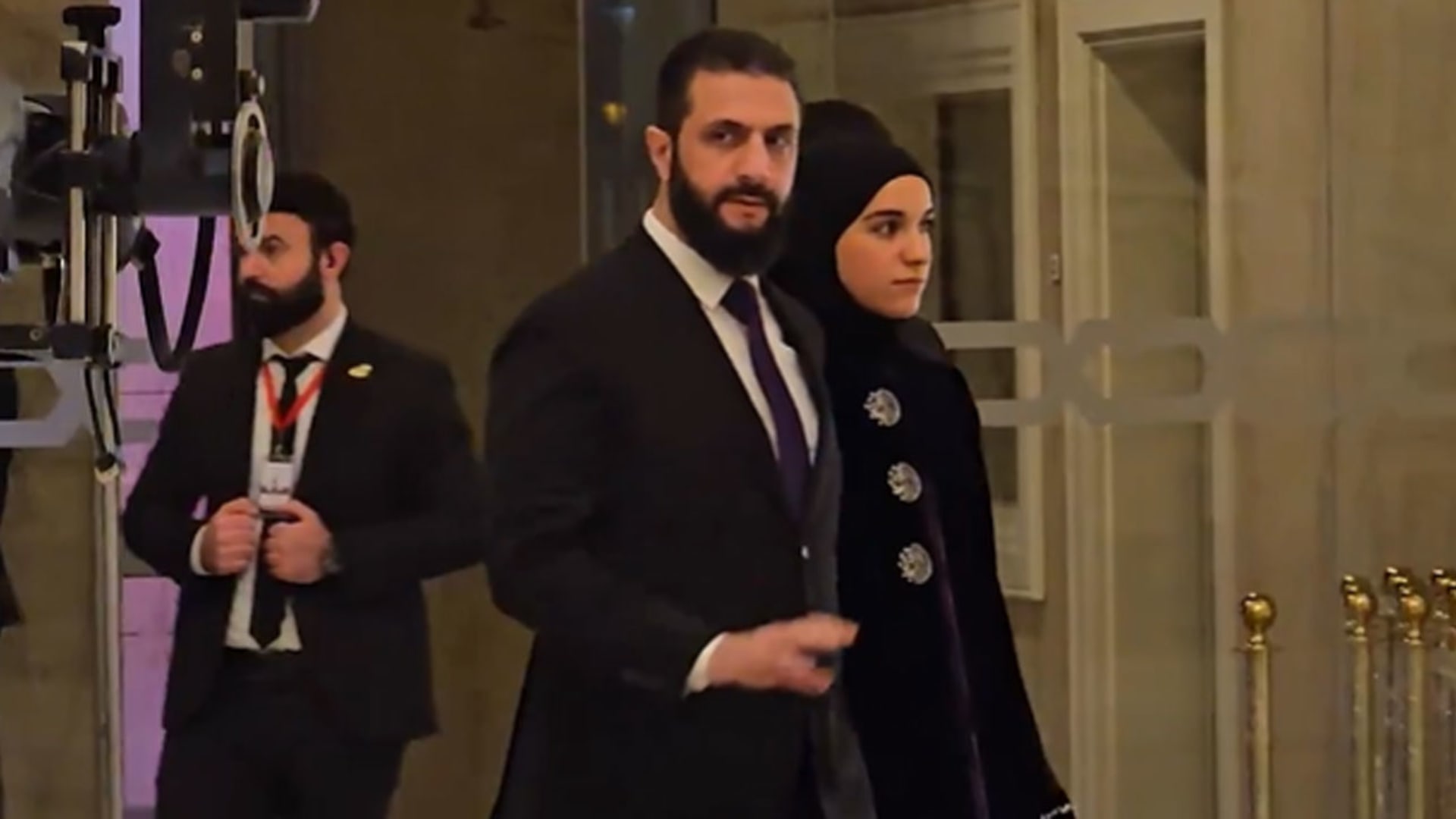 سوريا.. فيديو لطيفة الدروبي وأسلوب دخولها بجانب زوجها لمعرض الكتاب وتقديمها للنزول من على المنصة