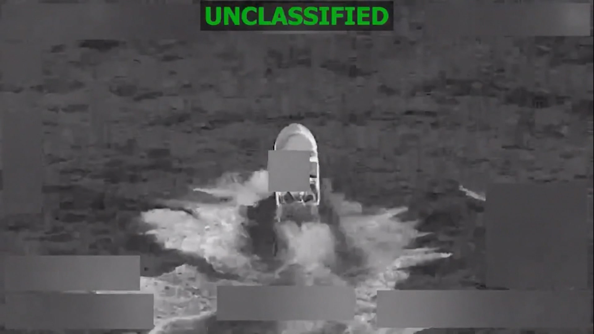 فيديو يظهر لحظة تدمير الجيش الأمريكي قارب مخدرات مزعوم في المحيط