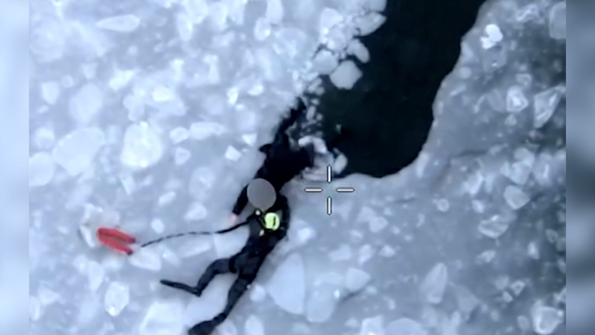 لحظة تدخل مروحية وإنقاذ 3 شبان سقطوا في مياه متجمدة بأمريكا