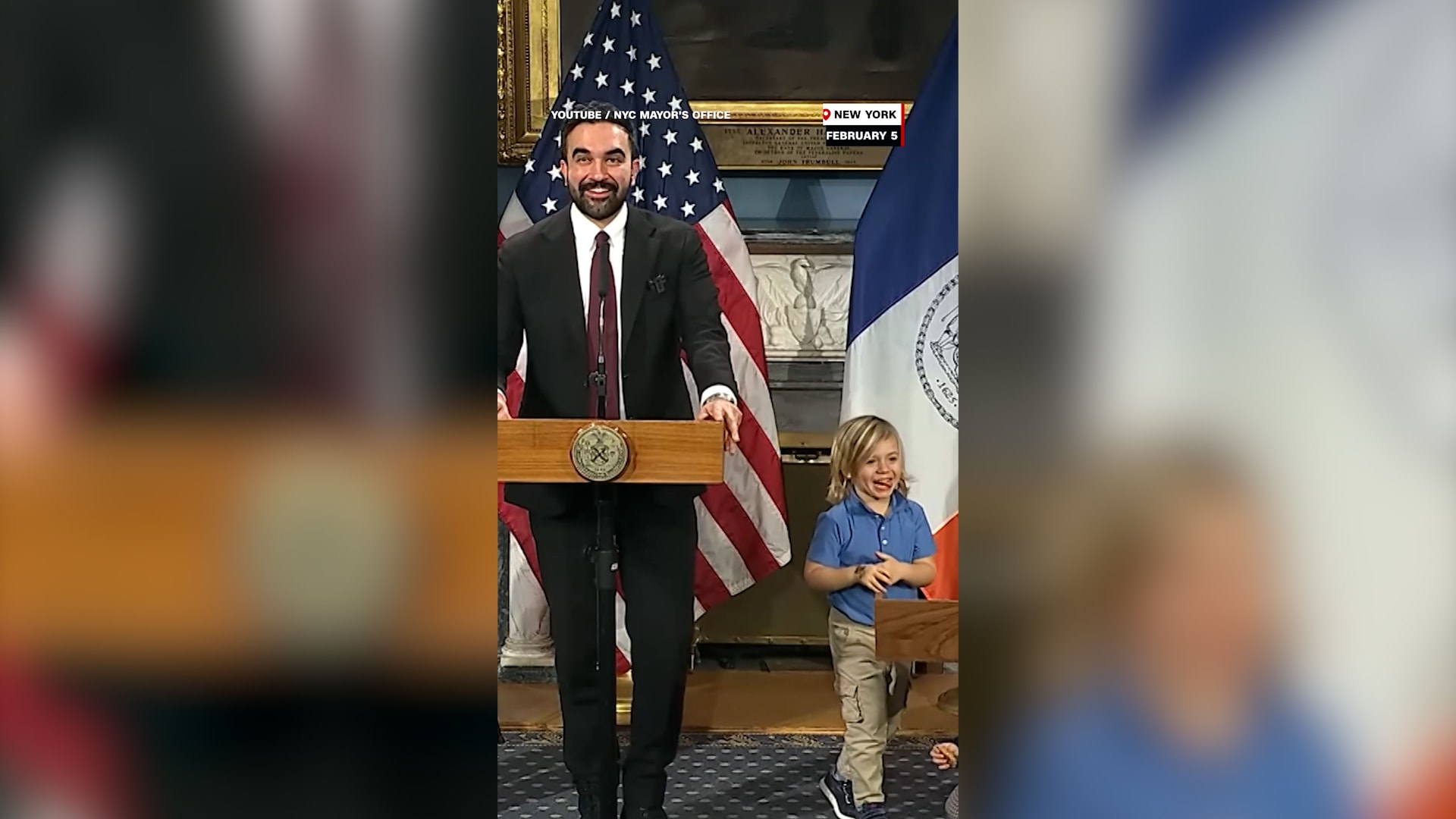 لحظات طريفة.. طفل يخطف الأضواء ويبهر الحضور بمؤتمر صحفي لممداني