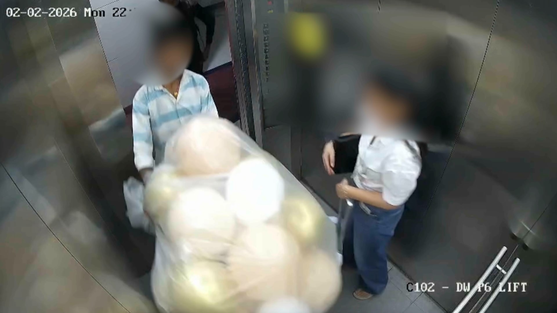 شاهد.. لحظة انفجار بالونات مملوءة بالغاز داخل مصعد