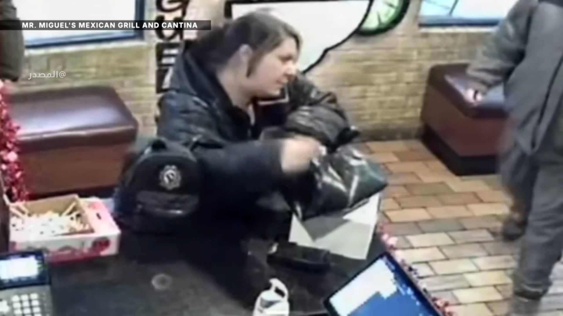 فضحتها الكاميرا.. زبونة تخفي جرة إكراميات تحت معطفها لتسرقها باحتراف وتغادر
