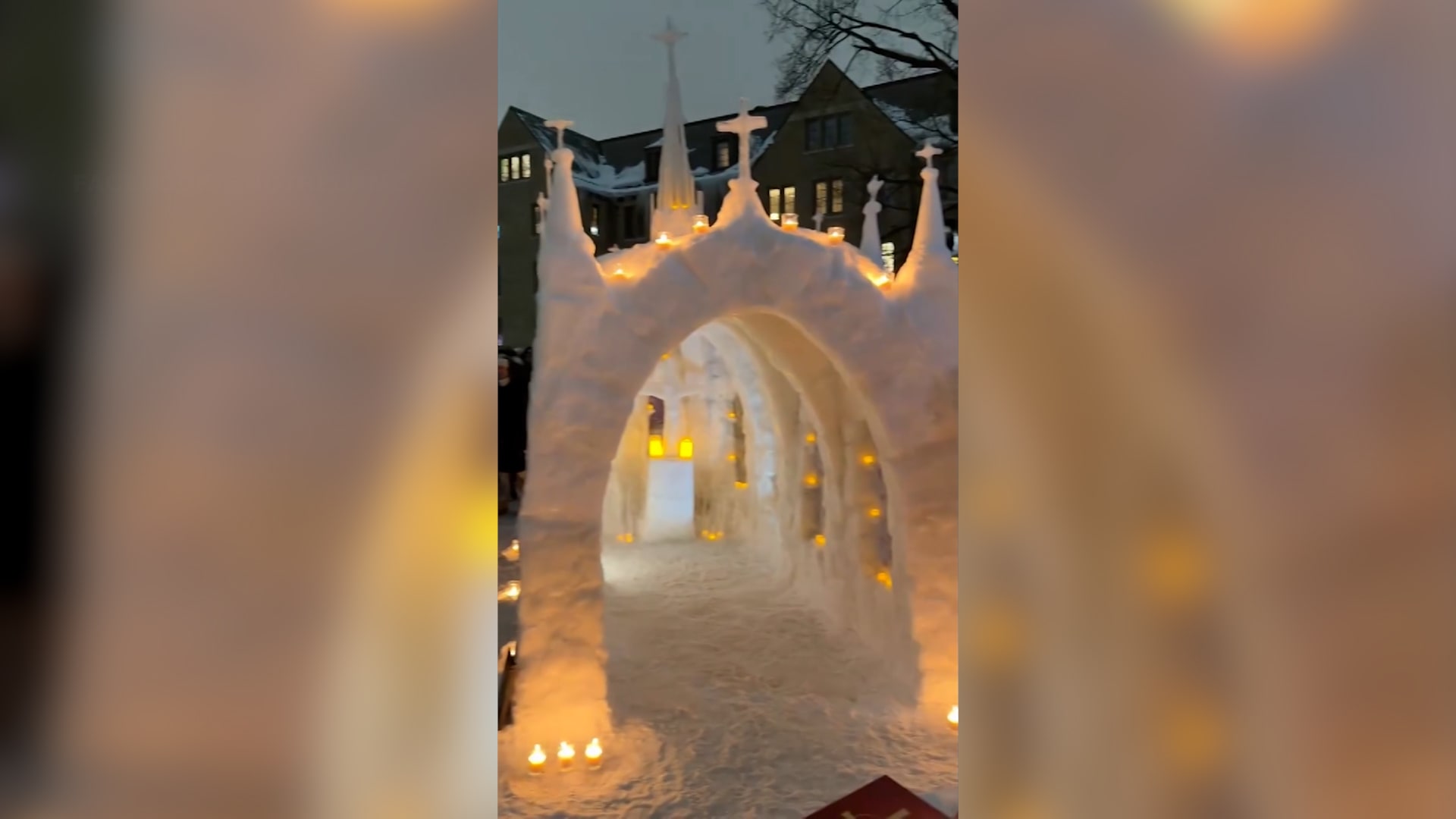 تحدوا درجات الحرارة المنخفضة.. طلاب يبنون كنائس صغيرة من الجليد