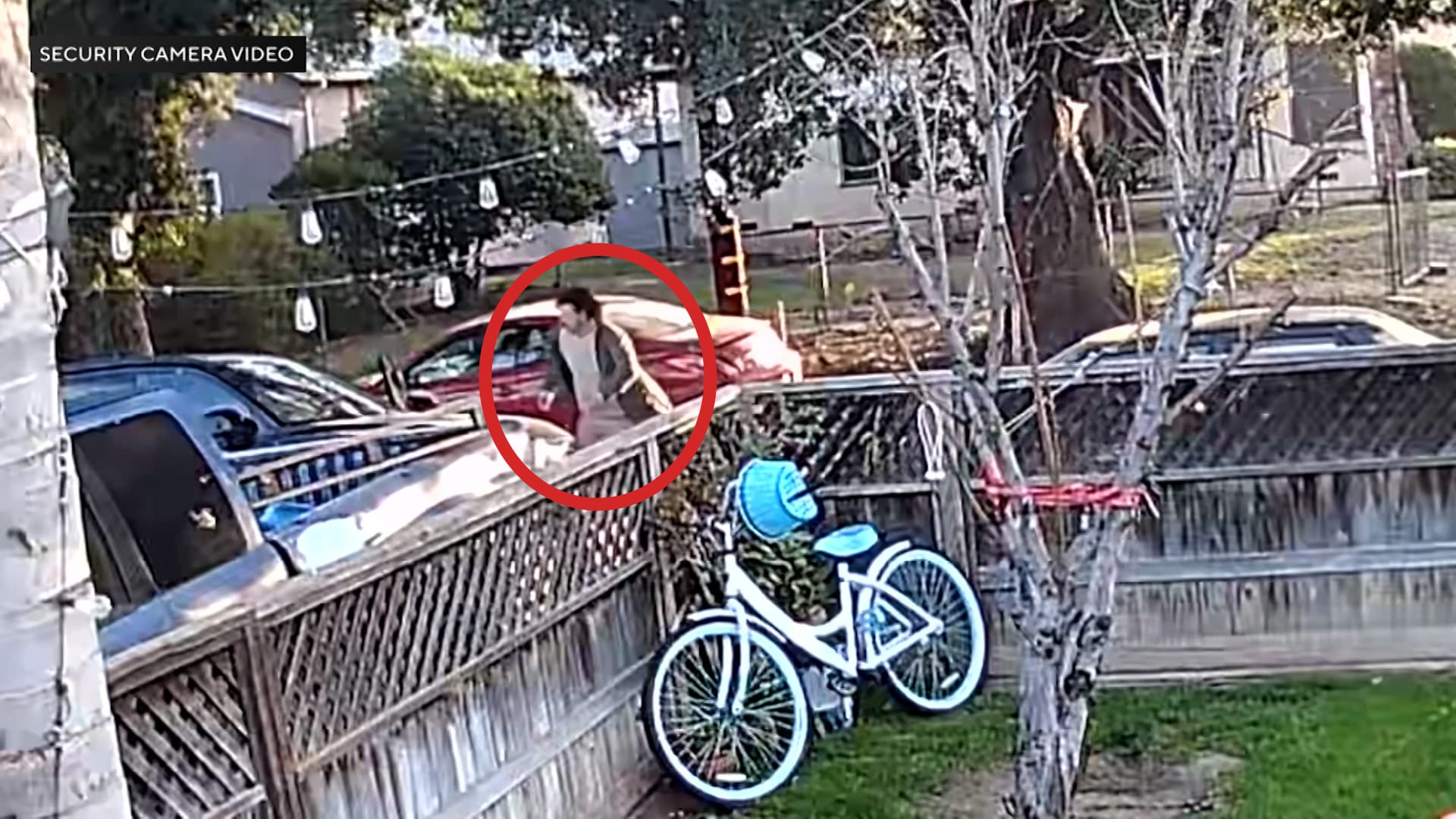 شاهد..اعتقال مشتبه به بعدما طعن فتاة وجدها بسكين في كاليفورنيا