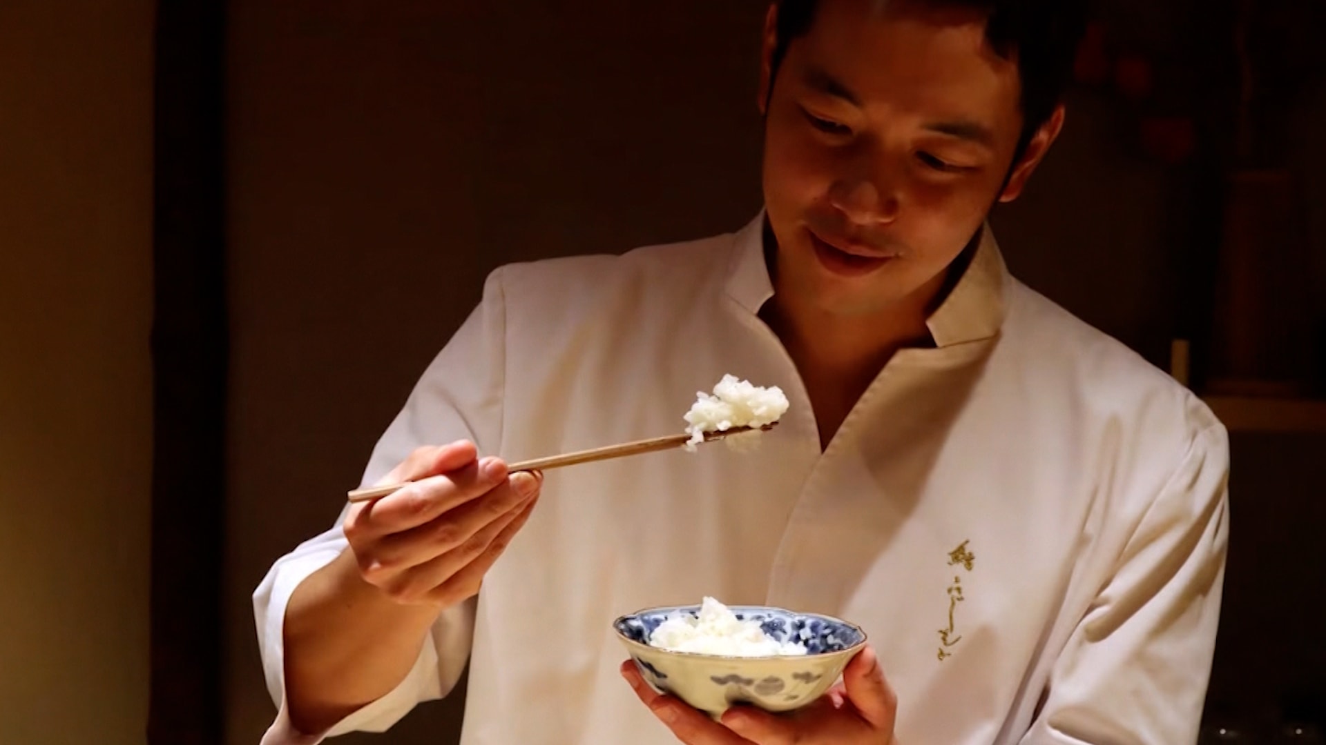 أحد الطهاة شبهه بالألماس.. لماذا يعد هذا الأرز الياباني الأغلى في العالم؟