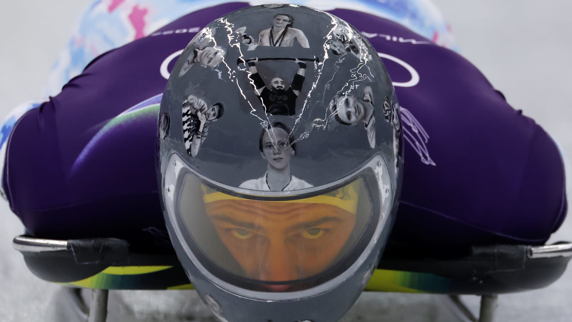 بخوذة تحمل صورهم.. أولمبي أوكراني يُكرّم الرياضيين الذين قضوا في الحرب