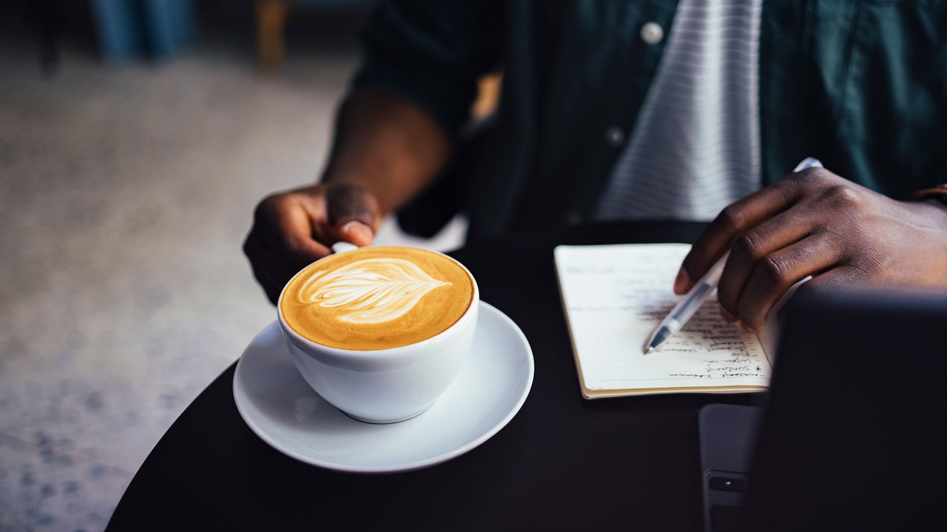 لعشاق الكافيين.. قد يساعد كوب القهوة الصباحي في حمايتك من الخرف