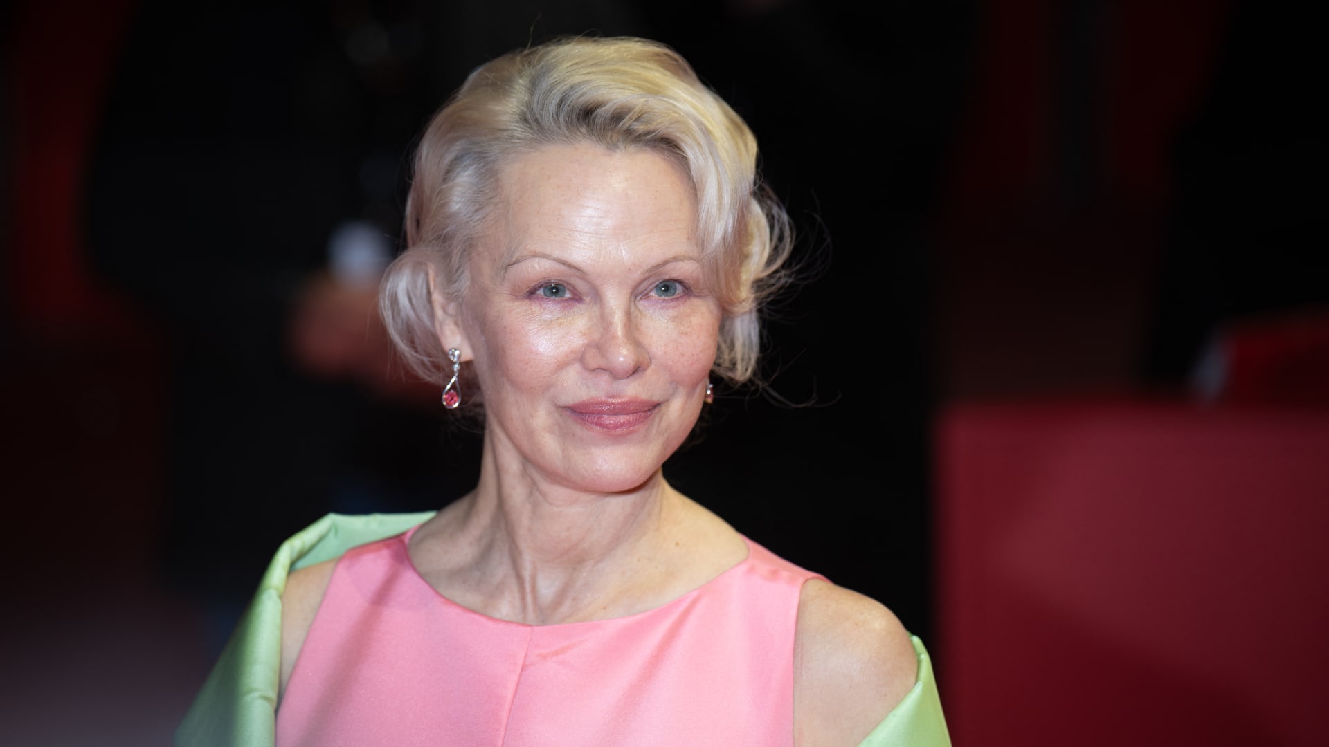 باميلا أندرسون تودّع إغراء التسعينيات..الزهري الهادئ نجم السجادة الحمراء