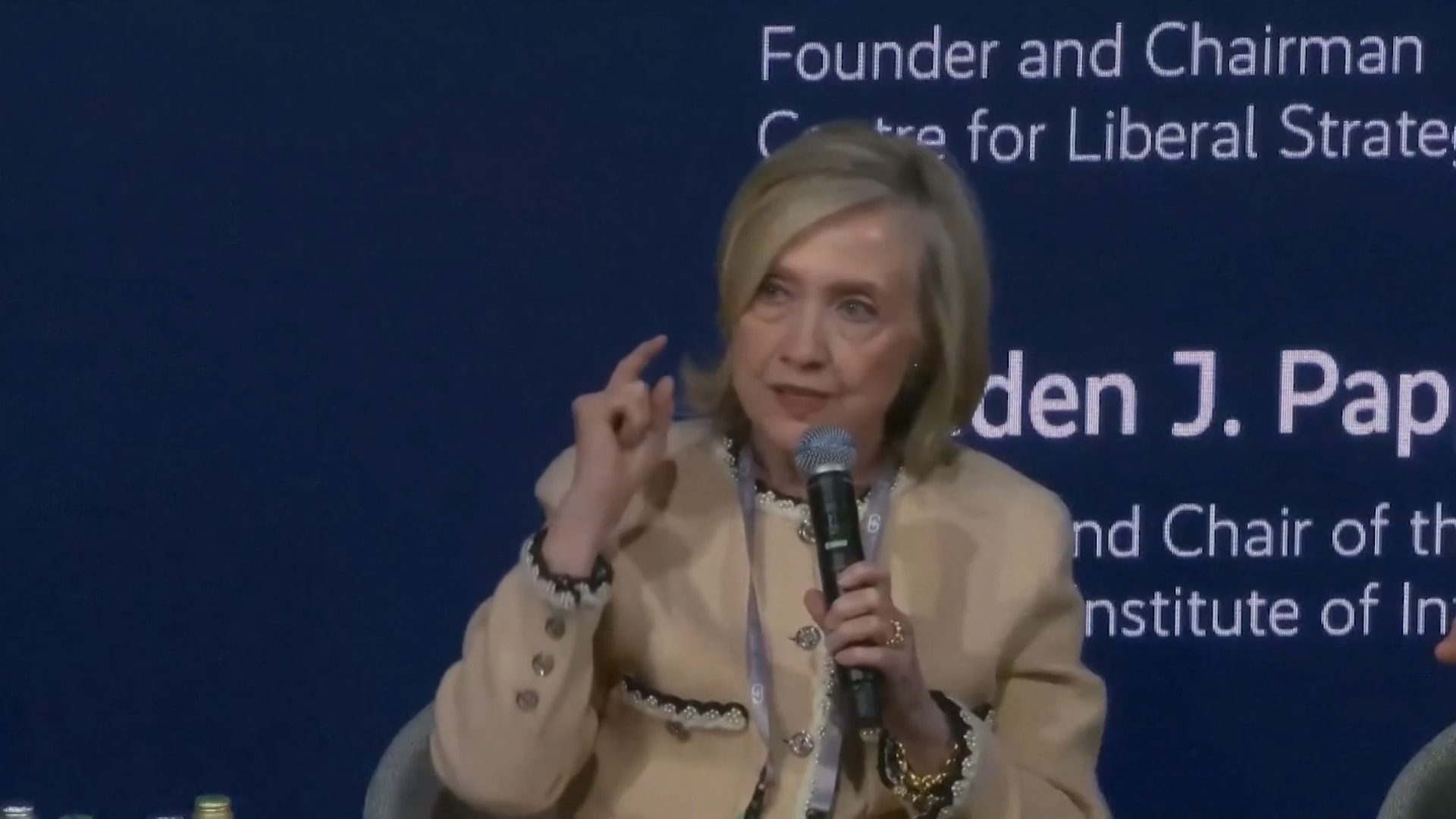 هيلاري كلينتون: ترامب "خان" الغرب والقيم الإنسانية والناتو