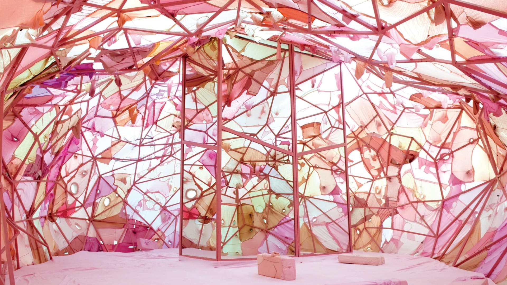 فنانة صينية تحوّل الملابس القديمة إلى فن حيّ في قلب لندن