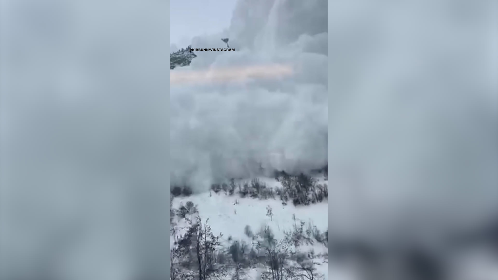 لحظة رعب وثقها أحد الركاب.. انهيار جليدي يصطدم بقطار في جبال الألب