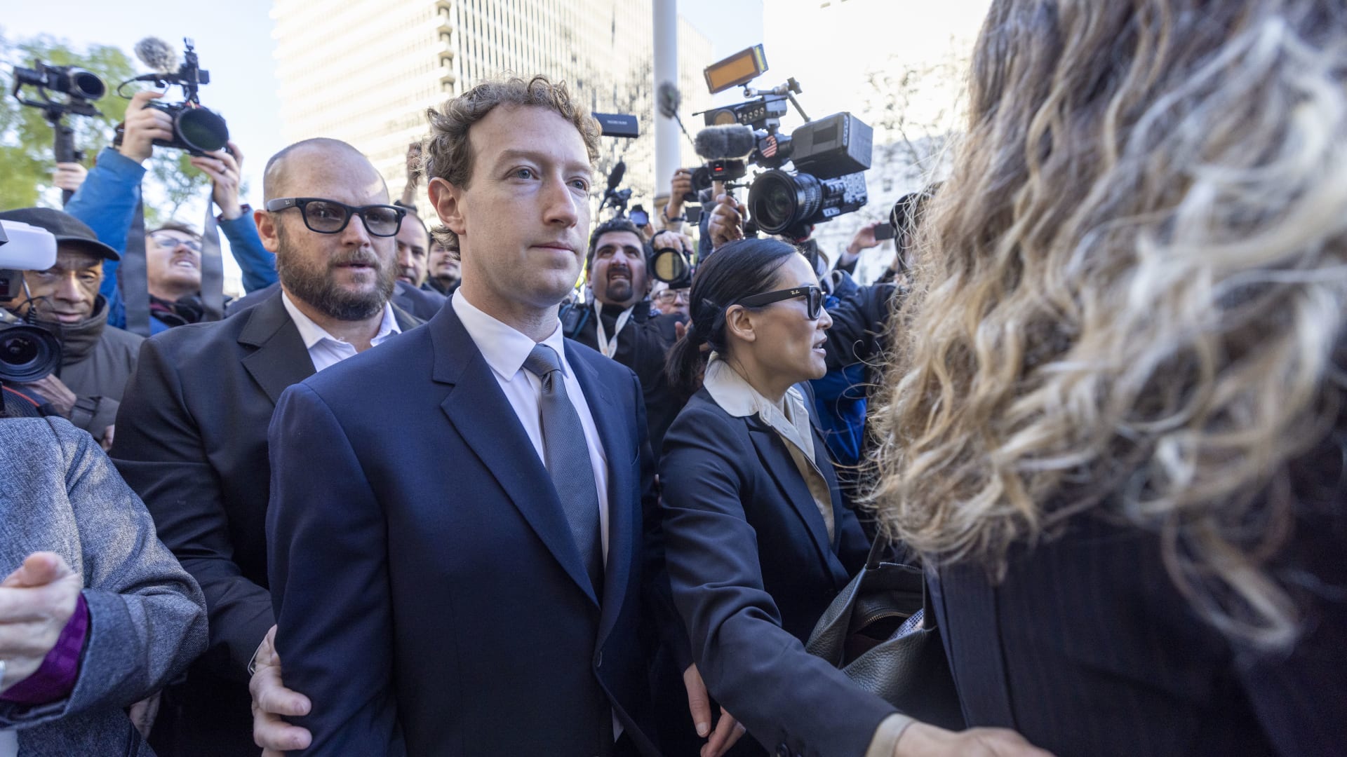 شاهد كيف تم استجواب مارك زوكربيرغ بشأن ما إذا كان "إنستغرام" مصمماً ليسبب الإدمان