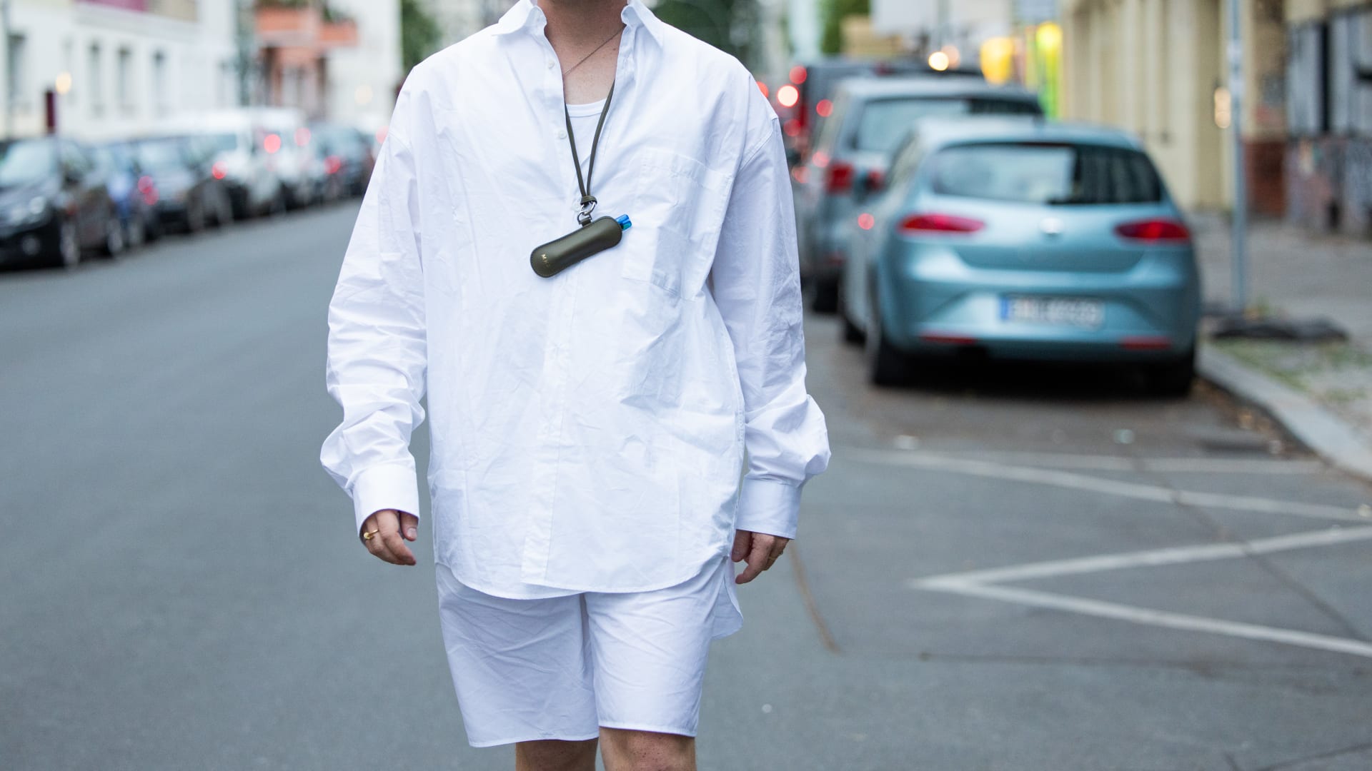 "أمي صنعت هذا مجانًا".. قميص أبيض محترق بمكواة يثير السخرية على مواقع التواصل الاجتماعي