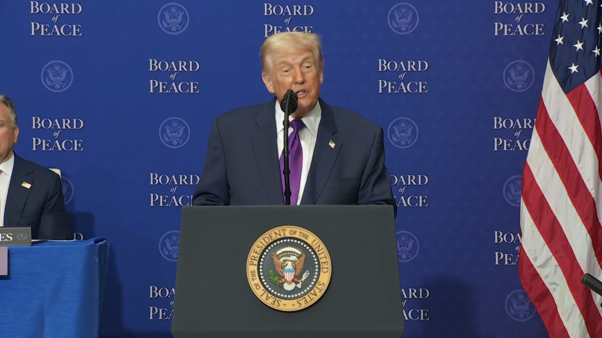 ترامب يمدد مهلة قرار ضرب إيران ويهددها بـ"عواقب وخيمة" إذا لم تتوصل لاتفاق