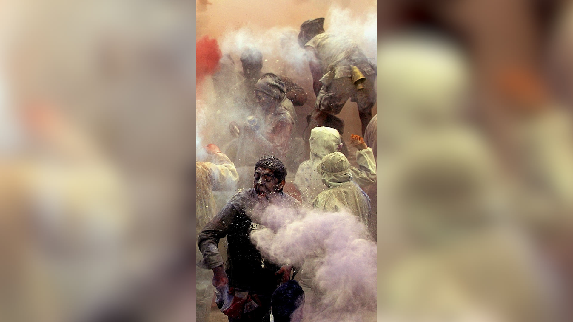 "حرب الدقيق" تحتدم في بلدة يونانية.. مهرجان يغمر الشوارع بالألوان