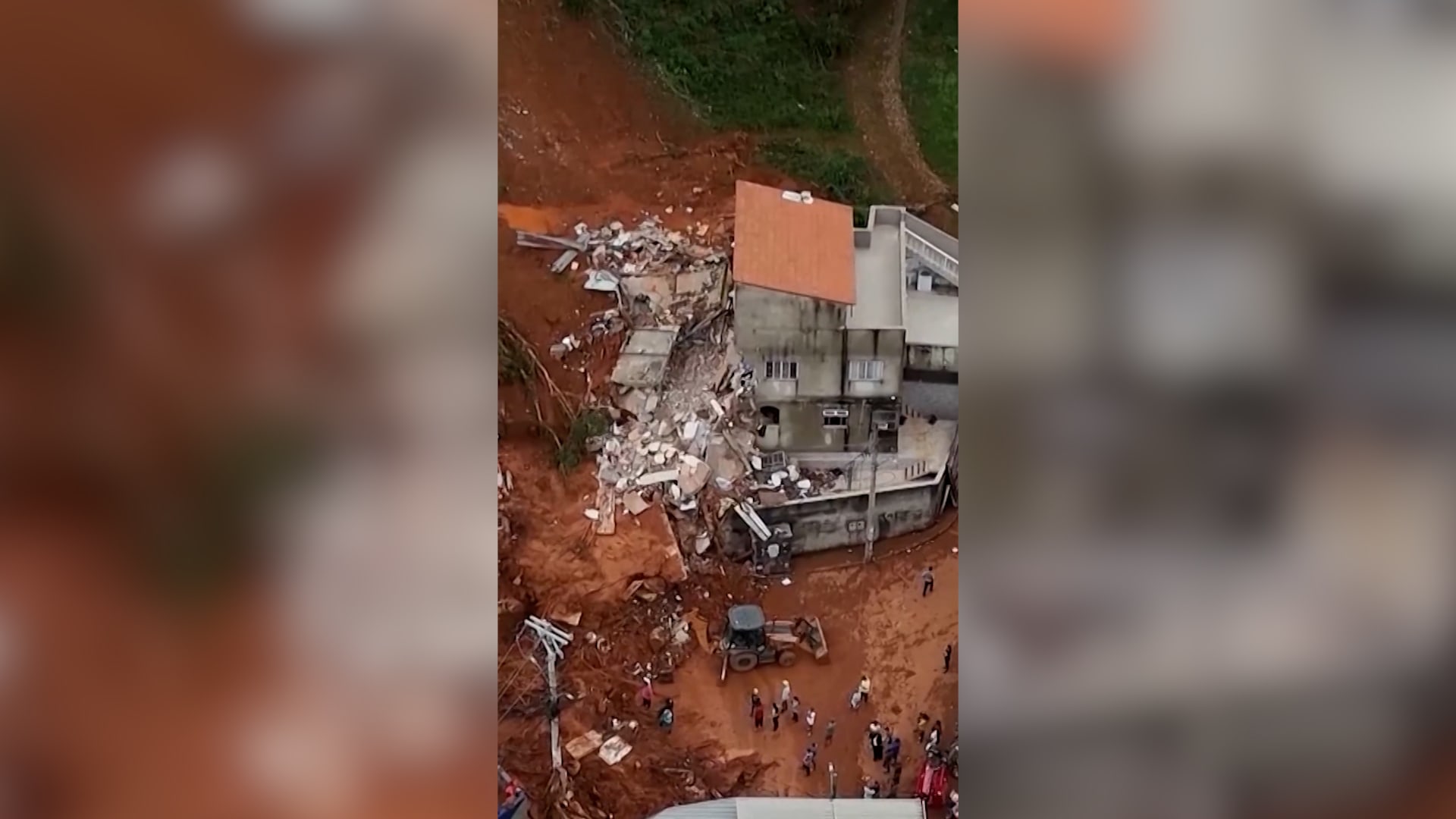 فيضانات وانهيارات أرضية في البرازيل… وفقدان أكثر من 30 شخصًا