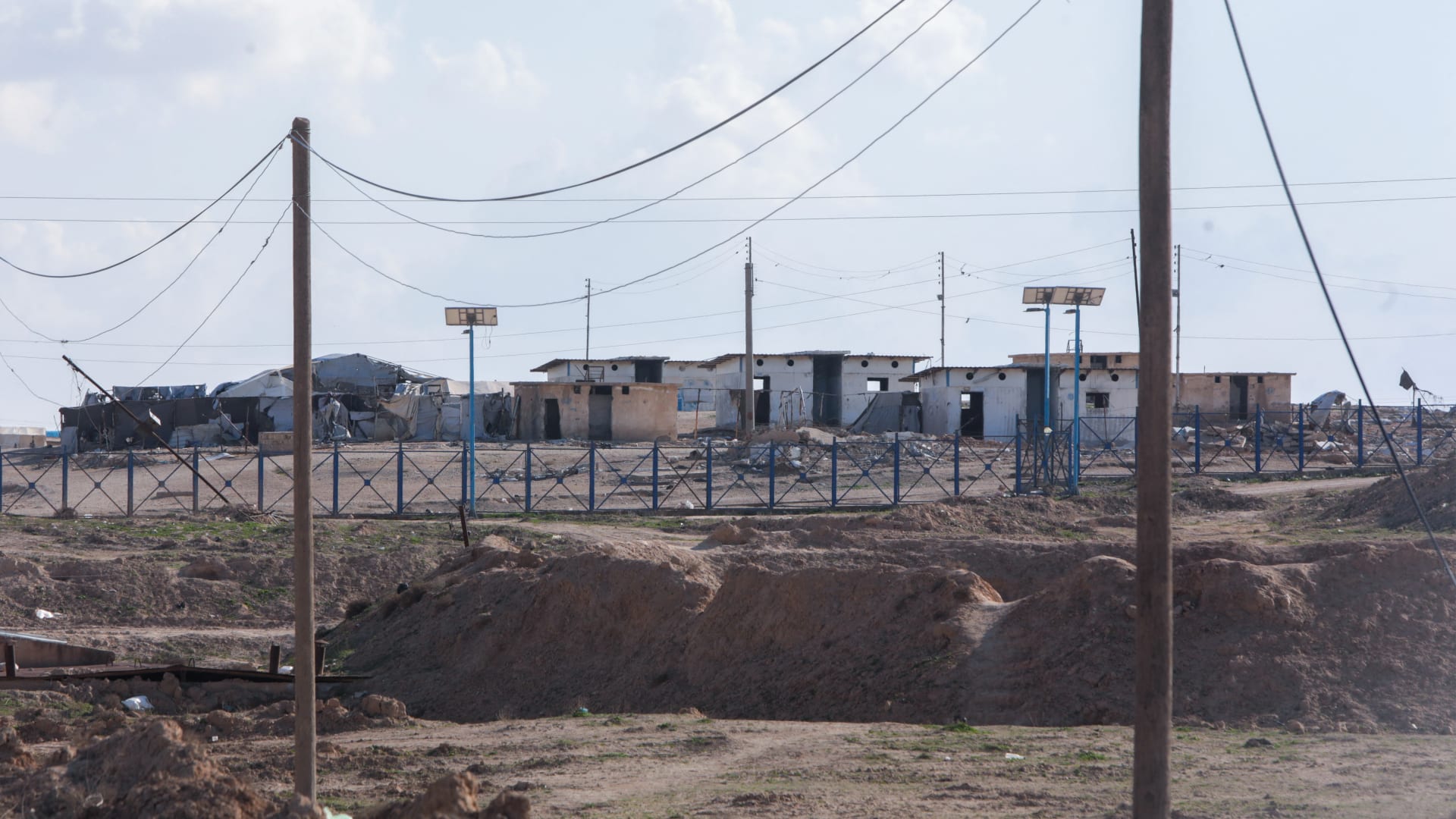 سوريا تُعلن عن "هروب جماعي" من معسكر اعتقال يحتجز عائلات مرتبطة بتنظيم داعش