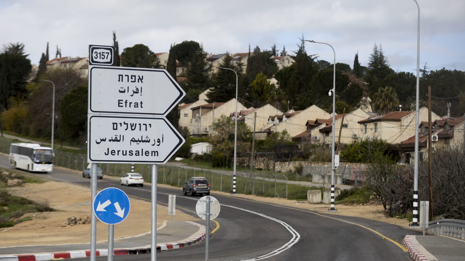 السفارة الأمريكية في إسرائيل تسمح بمغادرة الموظفين غير الأساسيين وسط احتمال توجيه ضربة لإيران