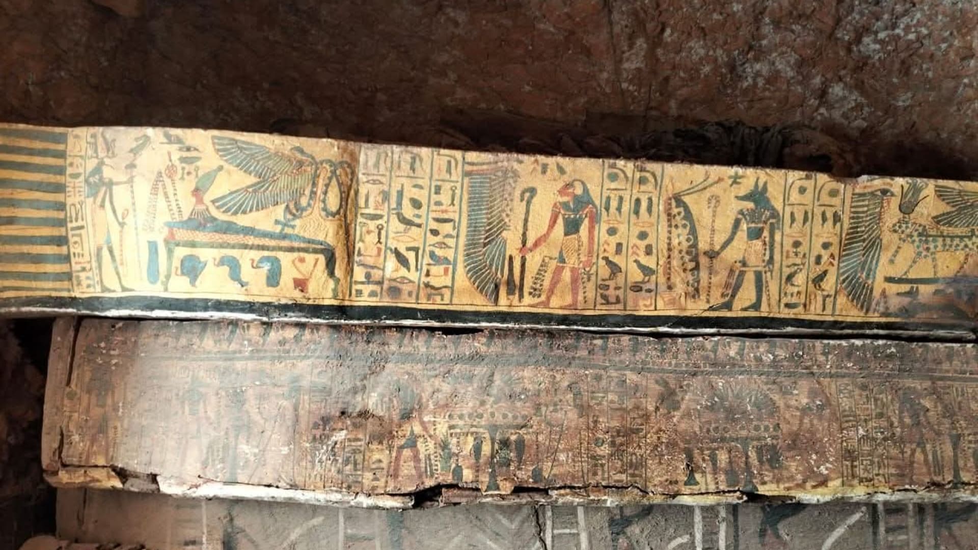 مصر.. العثور على خبيئة توابيت ملونة لـ"منشدي آمون" فى الأقصر