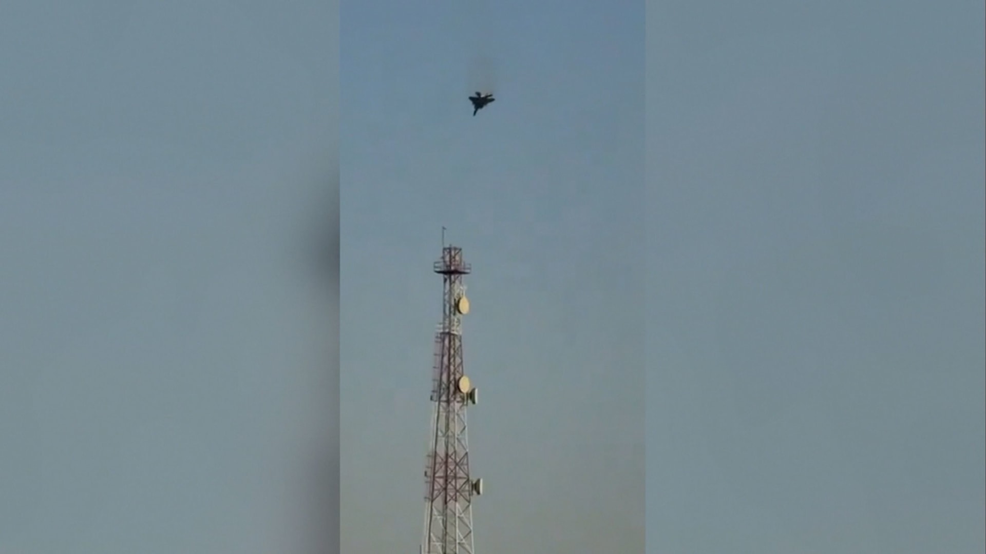 تحطم طائرة مقاتلة في الكويت قرب قاعدة جوية أمريكية لسبب مجهول.. مراسل CNN يُعلق