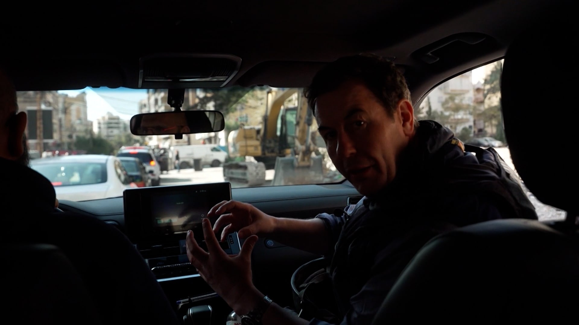 شاهد رد فعل فريق CNN في جنوب بيروت لحظة التحذير من غارة إسرائلية وشيكة