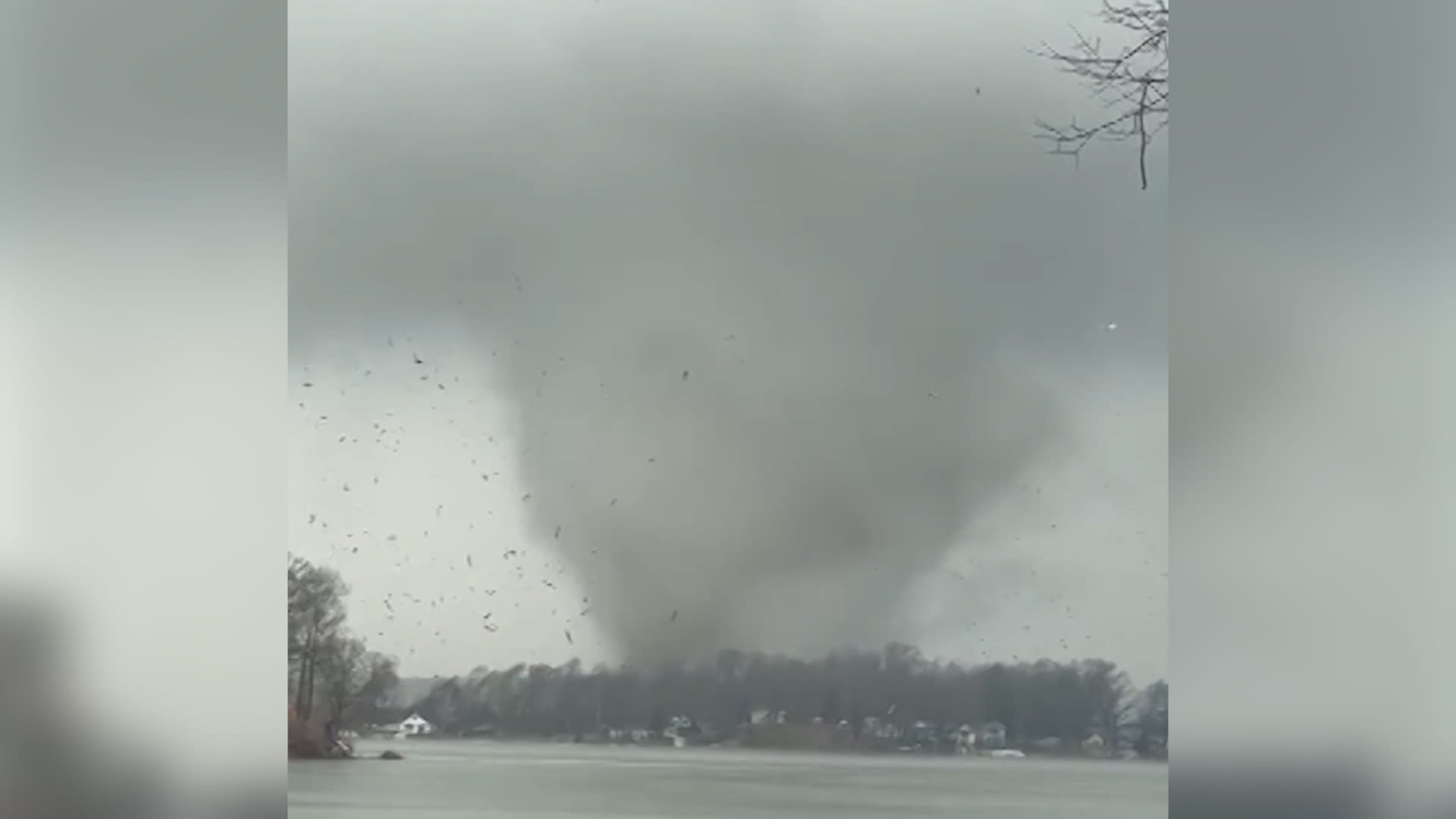 عواصف شديدة مصحوبة بأكثر من 12 إعصارًا تُخلّف 8 قتلى في ميشيغان بأمريكا