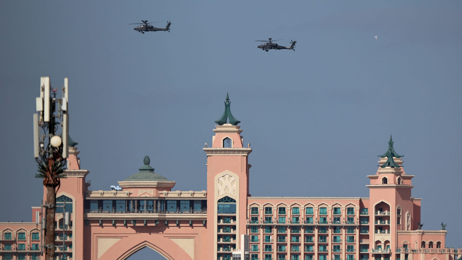 الدفاع الإماراتية تعلن مقتل جنديين بسبب سقوط طائرة عمودية