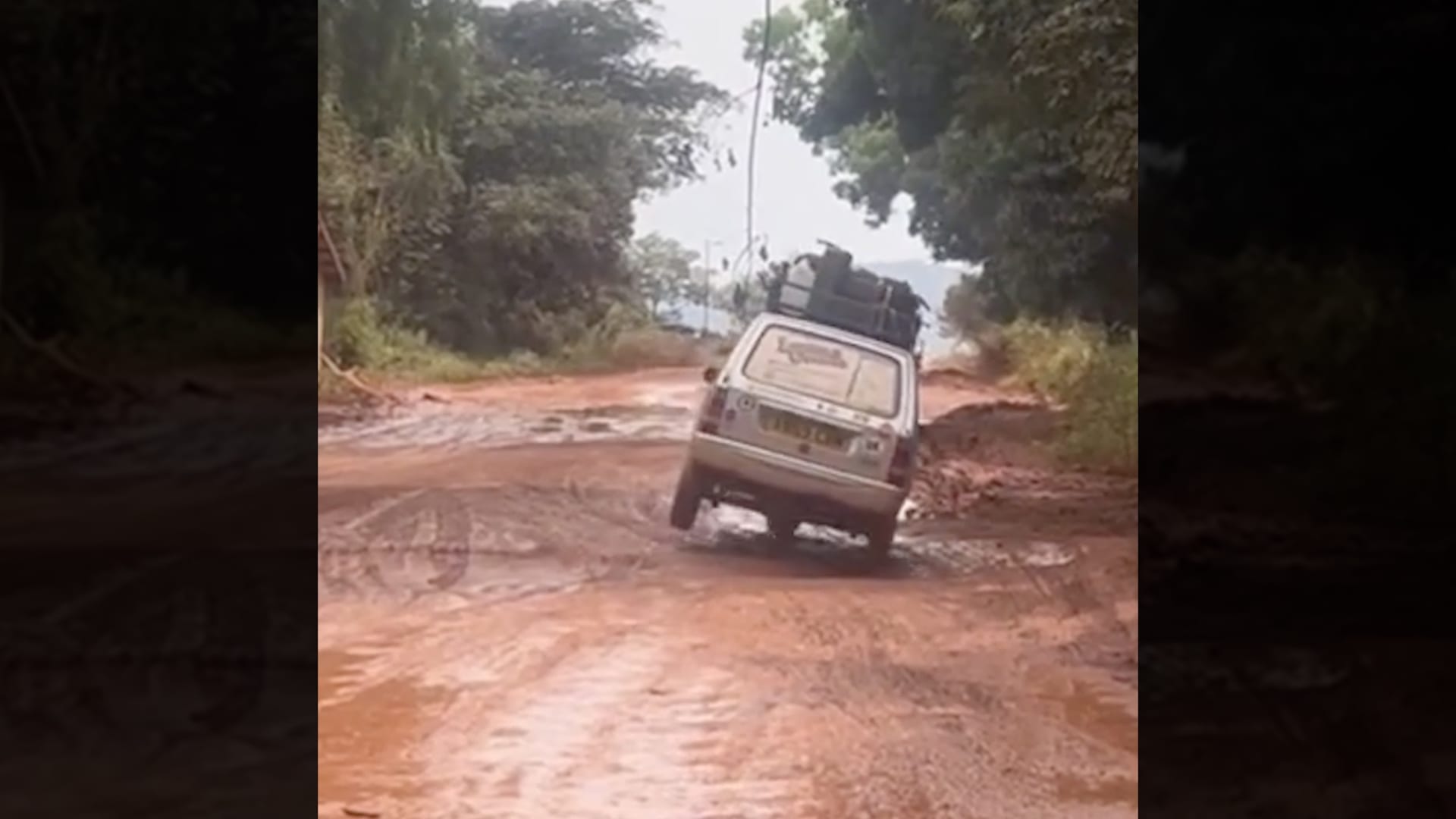 لأول مرة بالتاريخ.. مغامران يقطعان القارة الإفريقية بسيارة ثلاثية العجلات