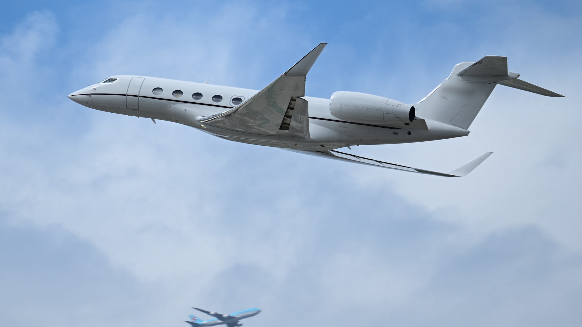 بين المغادرين والقادمين.. شاهد ما يفعله أثرياء العالم وسط اضطرابات الشرق الأوسط