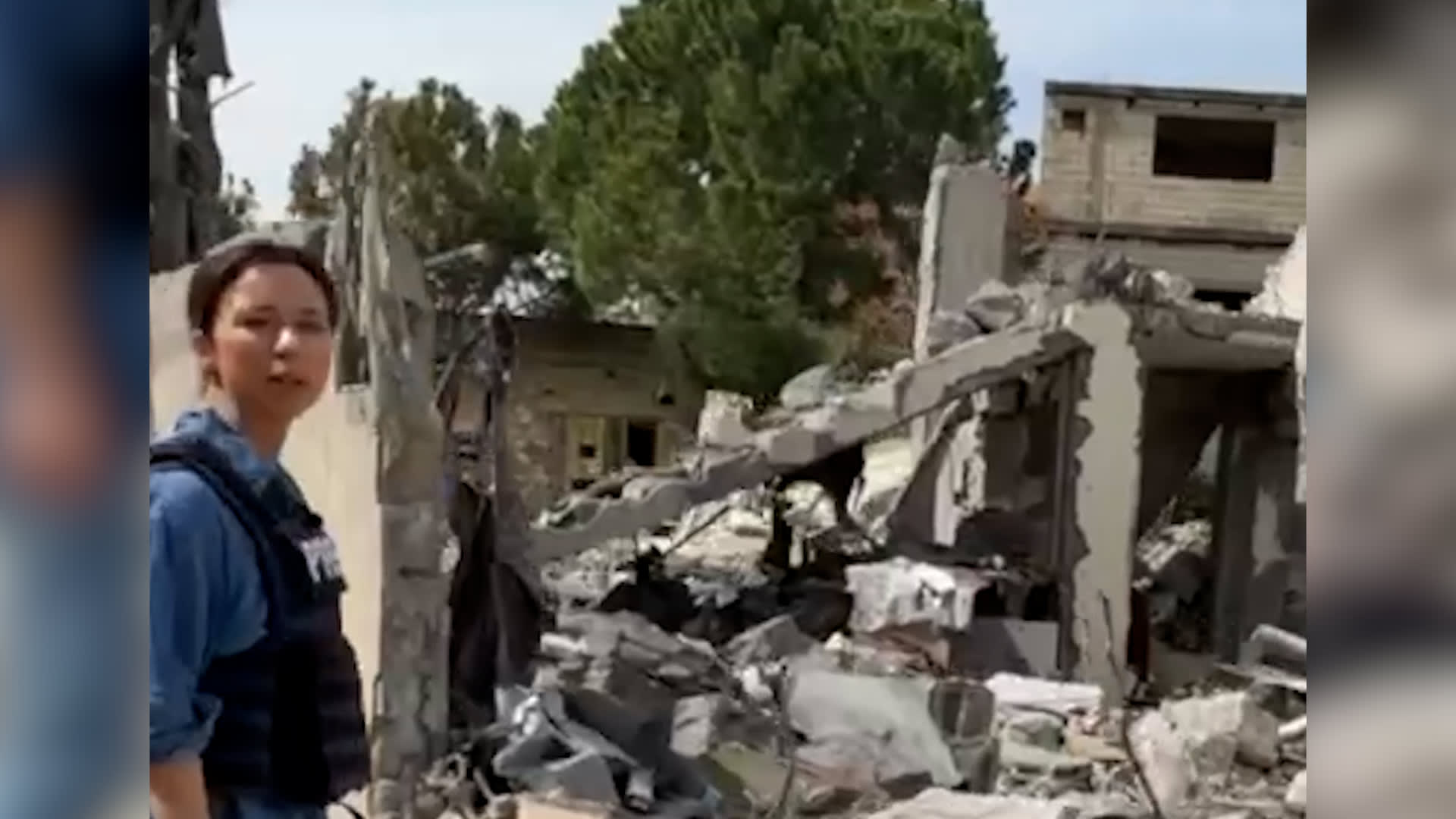 بينهم 5 أطفال.. مراسلة CNN توثق آثار الغارة الجوية الإسرائيلية المميتة على جنوب لبنان