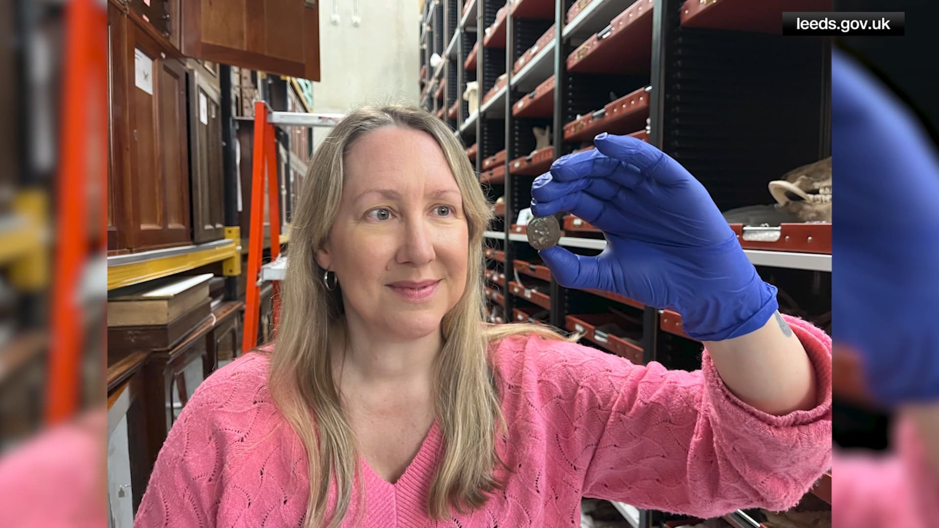 سائق حافلة يتقاضى أجره بعملة نادرة تعود لأكثر من ألفي عام