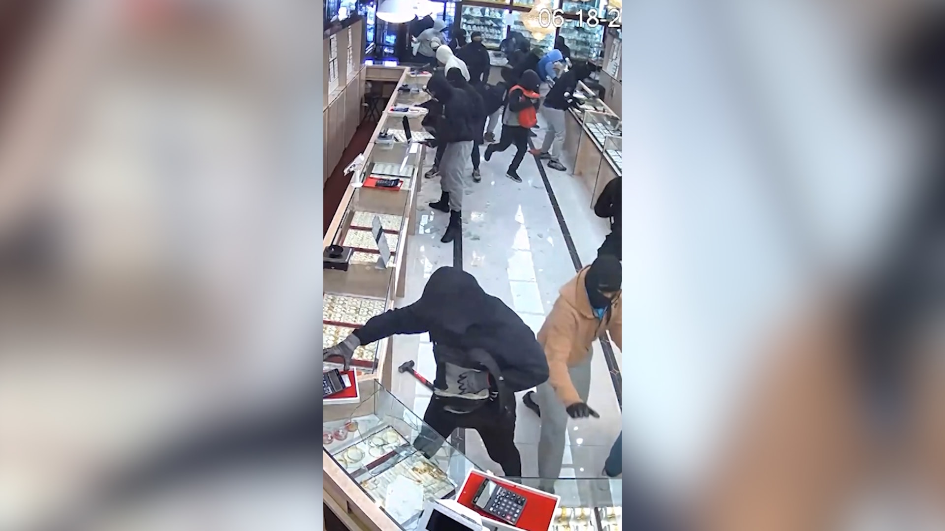 في 70 ثانية فقط.. لصوص يسرقون مجوهرات بـ1.7 مليون دولار من متجر في كاليفورنيا