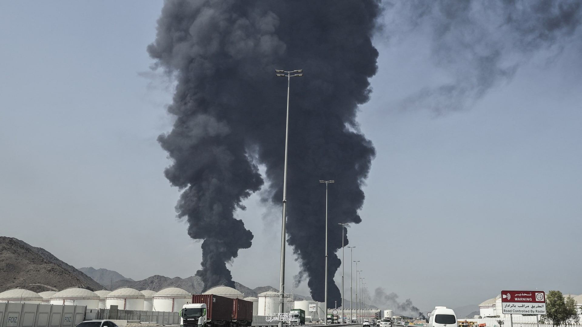 تصاعد دخان من مركز نفطي بالفجيرة بعد اعتراض مسيرة