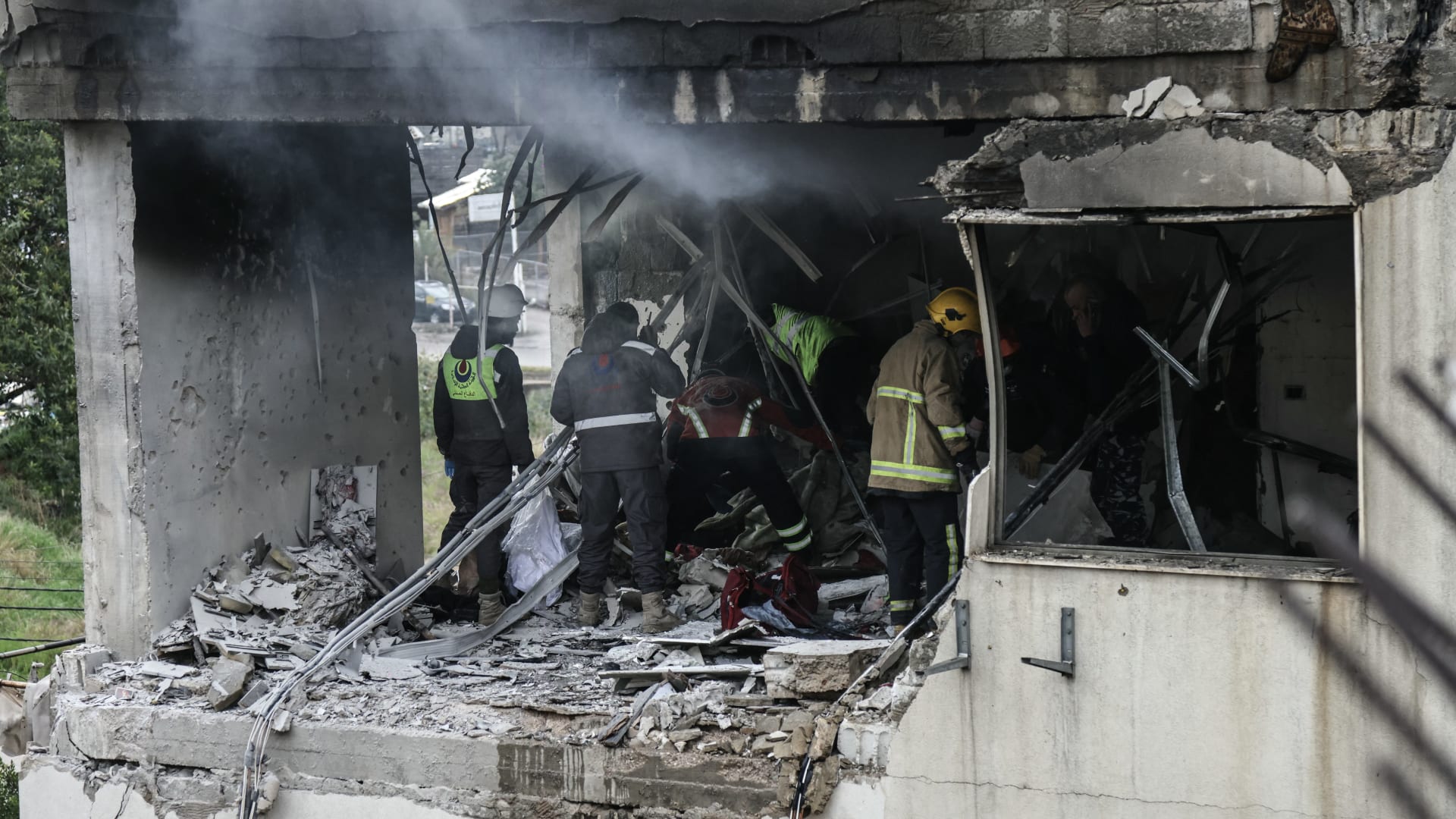 إسرائيل تهدد بضرب سيارات الإسعاف في لبنان وتوضح السبب