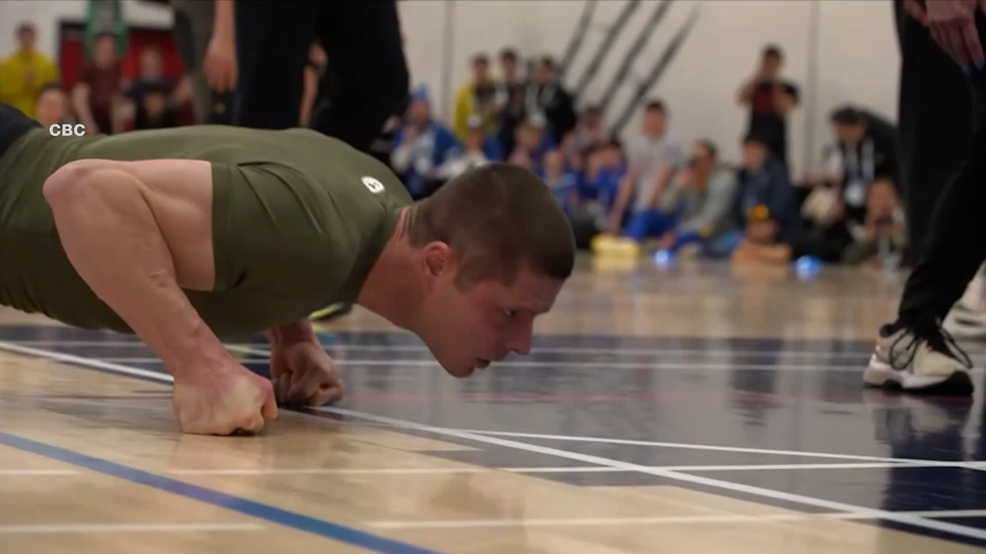 رياضة تحاكي حركة الفقمة على الجليد.. رجل يسجل رقما قياسيا عالميا في "القفز على المفاصل"