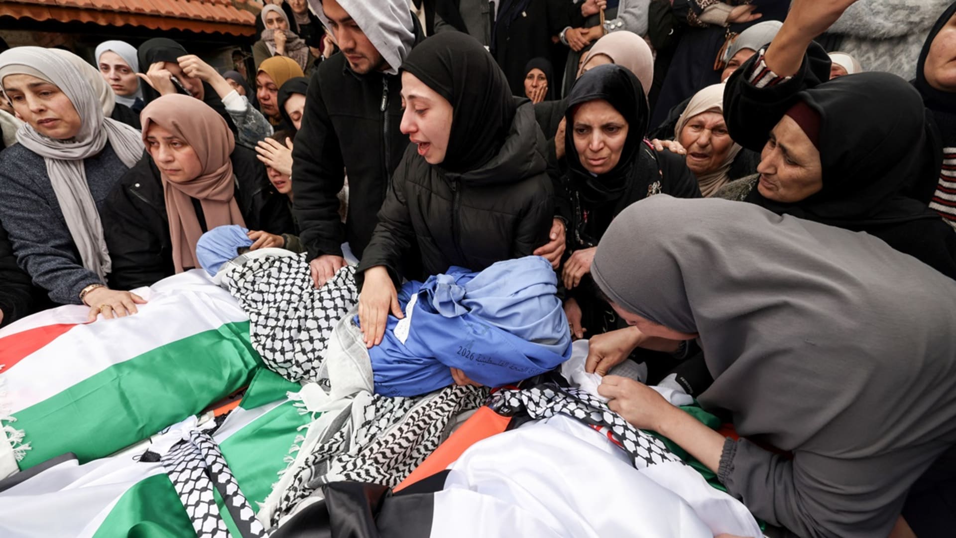 مسؤولون فلسطينيون: مقتل أربعة أشخاص من عائلة واحدة برصاص الجيش الإسرائيلي