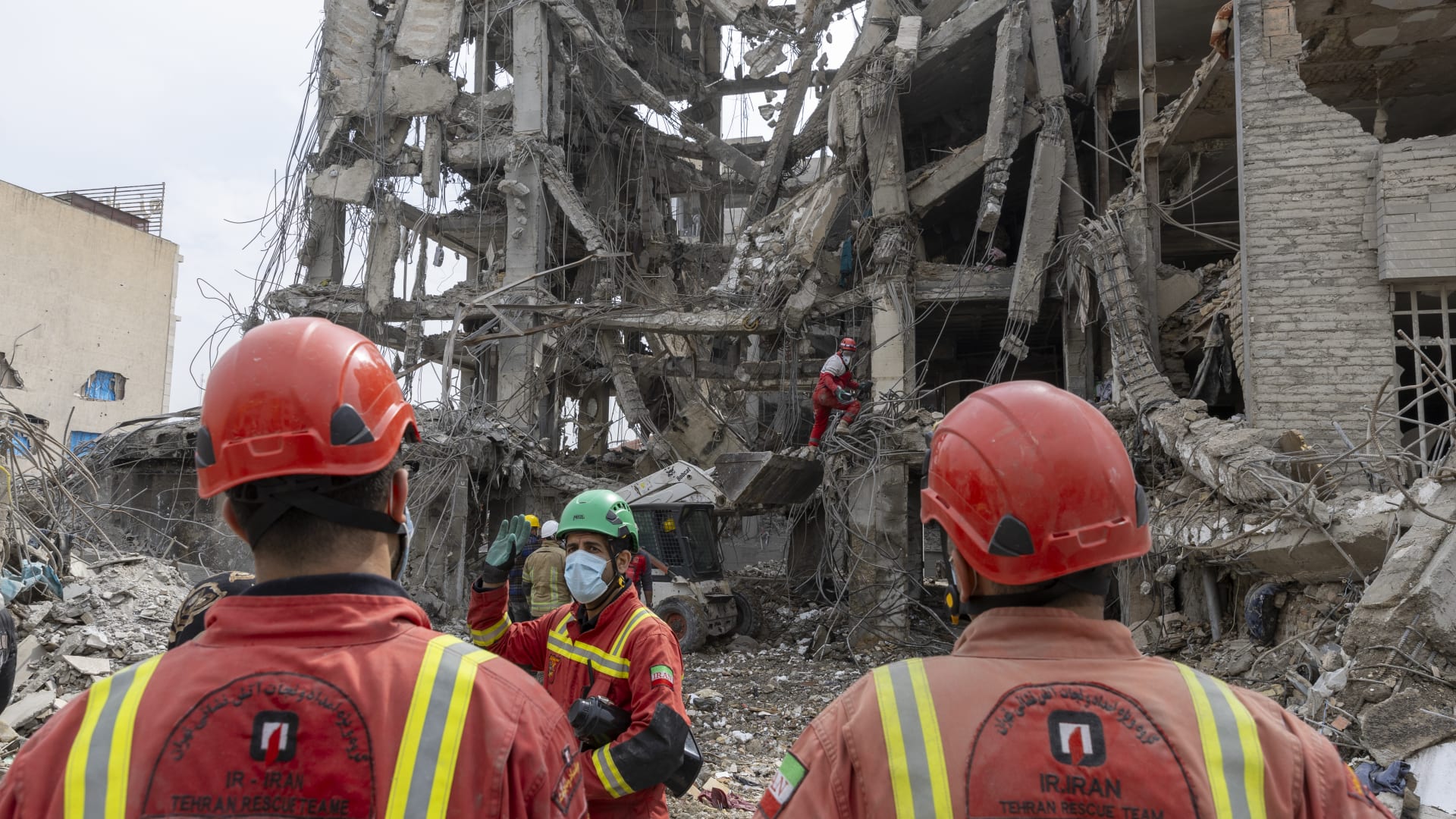 تصاعد أعمدة دخان كثيفة فوق طهران في ظل استهداف إسرائيل للبنية التحتية