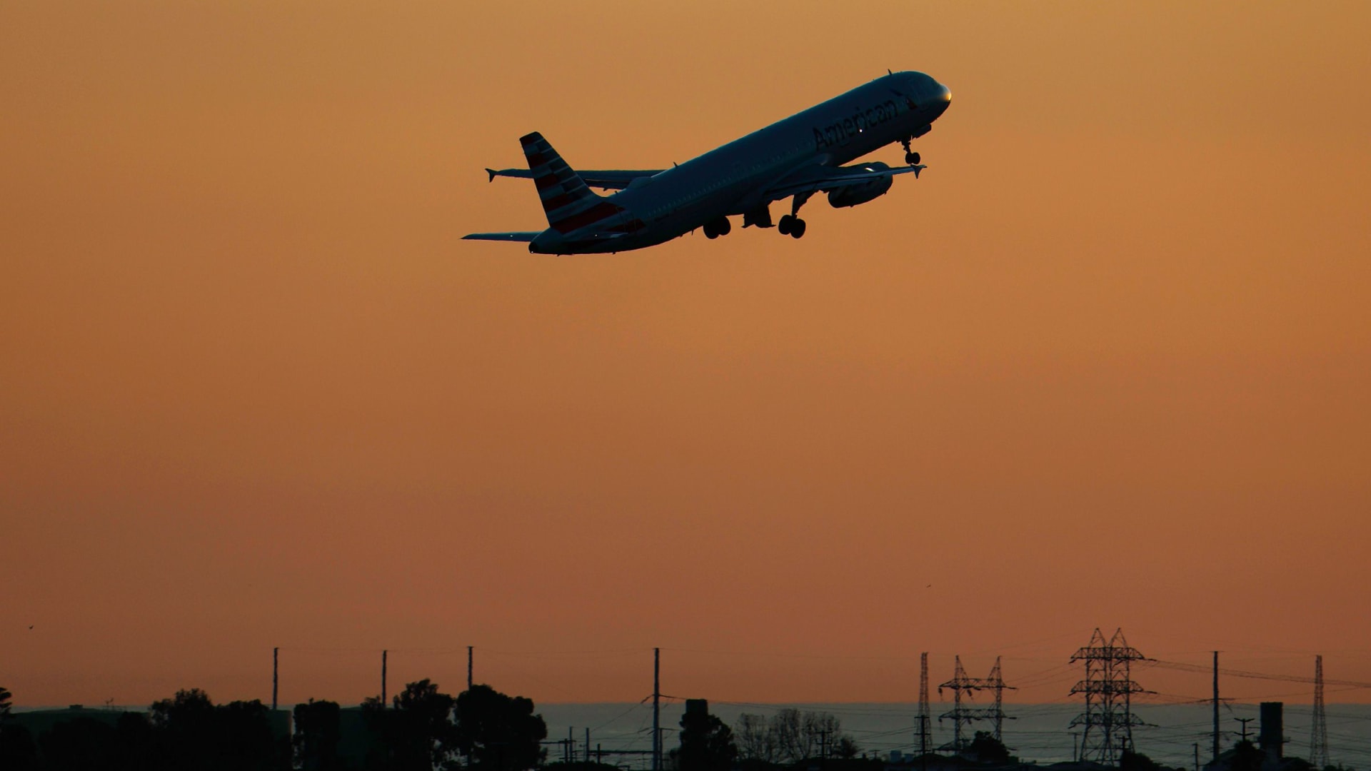 أسعار تذاكر الطيران بسبب الحرب على إيران.. إليكم ما يجب معرفته