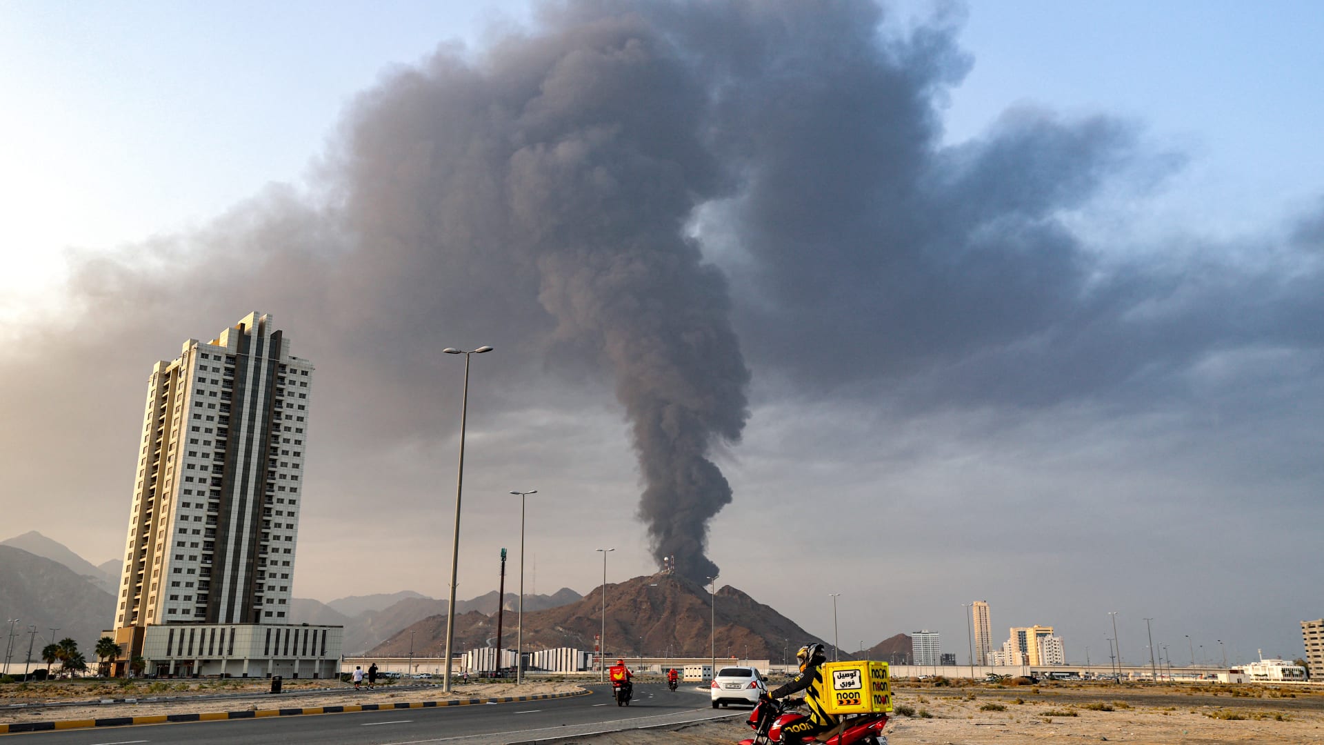 المكتب الإعلامي للفجيرة: حريق في منطقة الصناعات البترولية جراء استهداف بمسيّرة