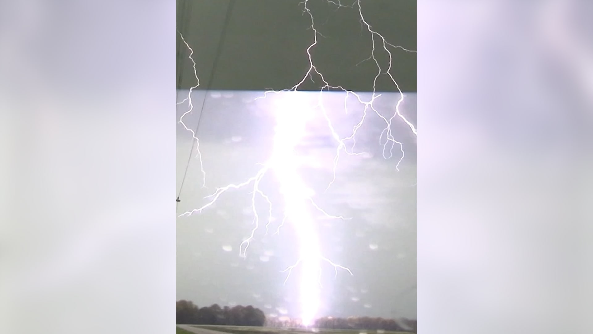 مشاهد مهيبة.. برق وأعاصير تخترق سماء شمال أركنساس بأمريكا