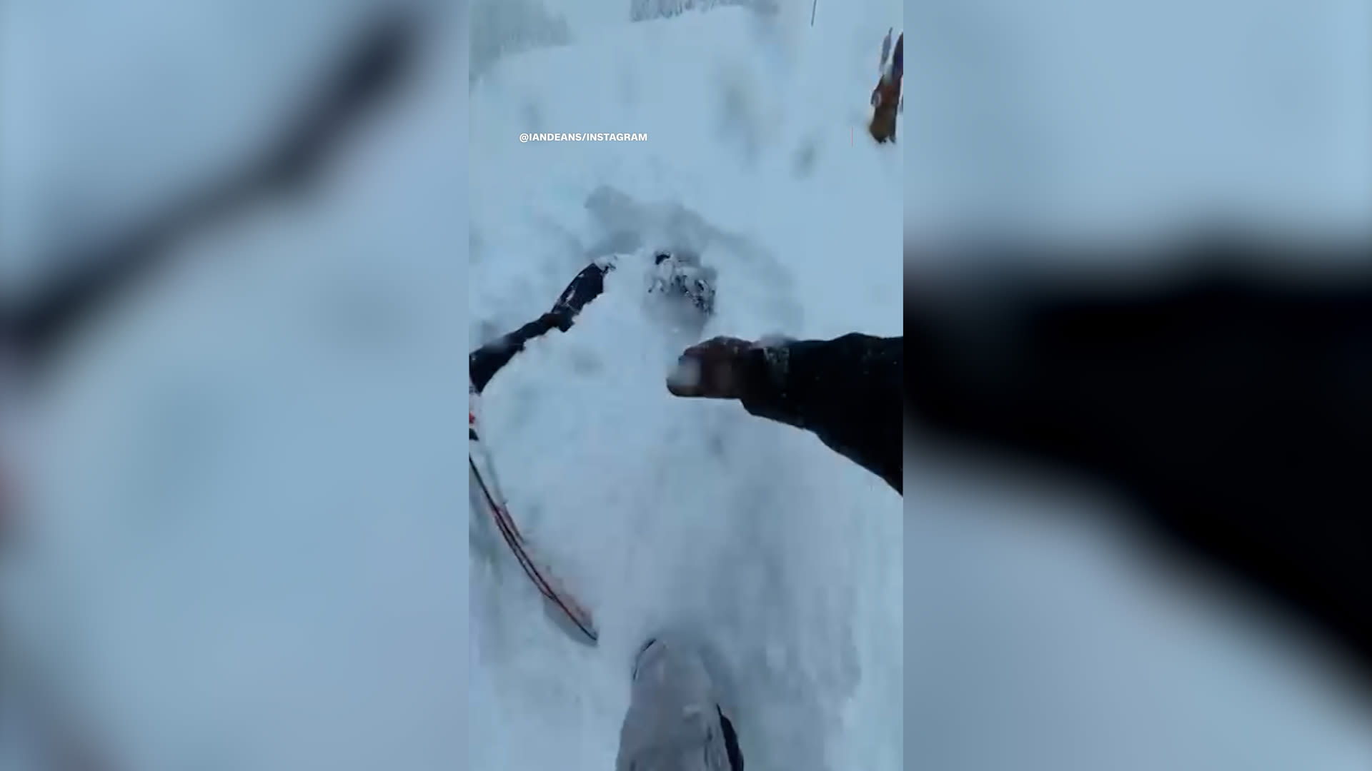 لحظات من الرعب.. فيديو يوثّق إنقاذ متزلج علق رأسا على عقب في فخّ ثلوج عميقة