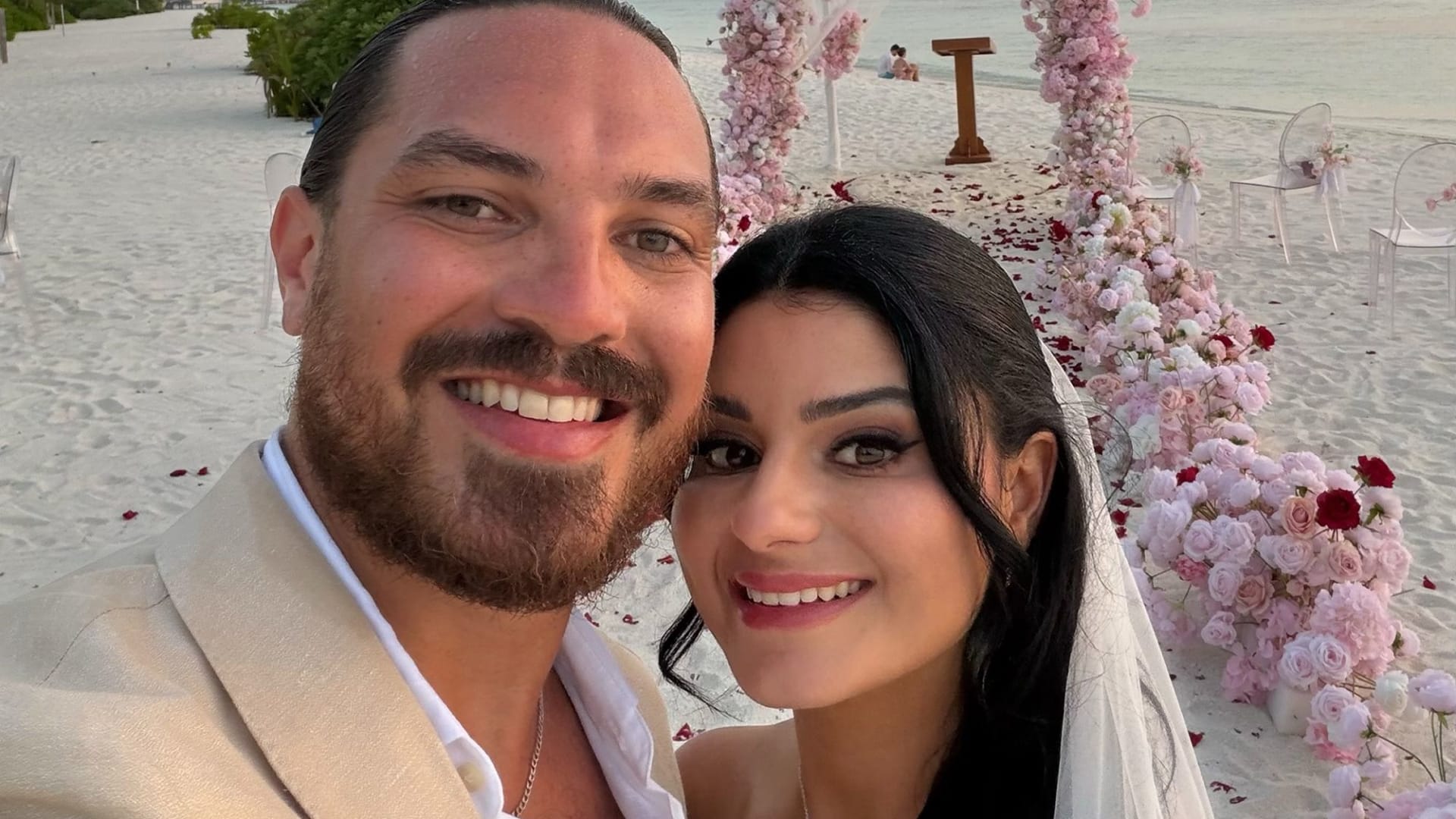 زفاف أحلام ثنائي بالمالديف يتحول إلى "كابوس" بسبب الحرب بالشرق الأوسط