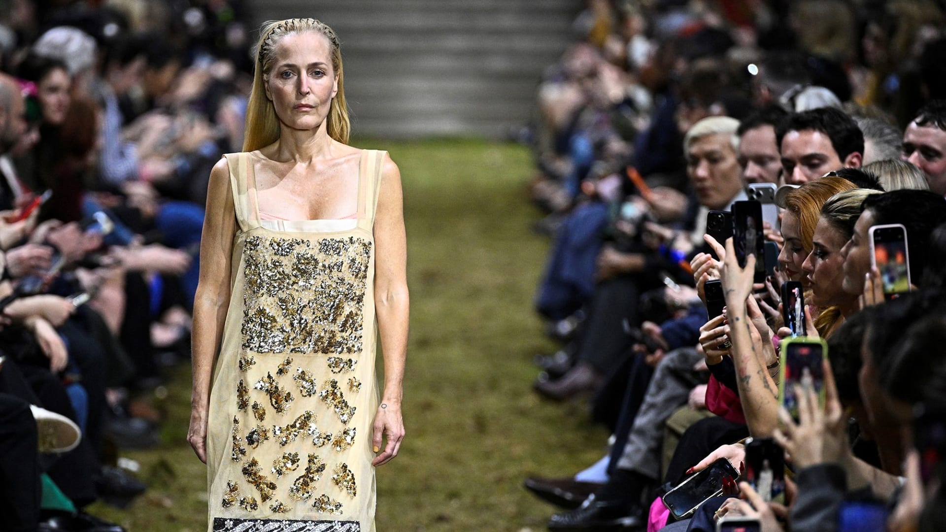 عروض بلا هواتف.. باريس تُحيي روح التسعينيات في أسبوع الموضة