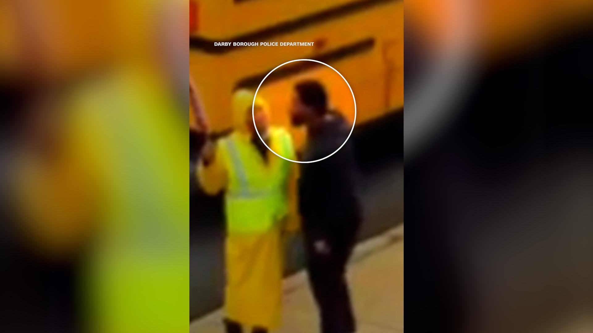 هجوم في وضح النهار.. مشهد صادم لشخص يعتدي على منظم عبور أمام أطفال