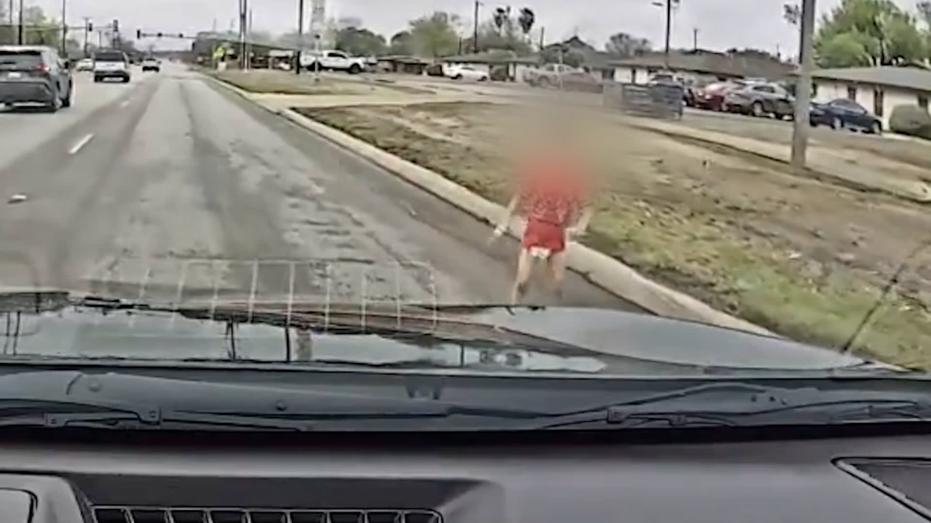 ثوانٍ فصلته عن الموت.. سائقة تنقذ طفلًا تائهًا يلهو بين سيارات مسرعة