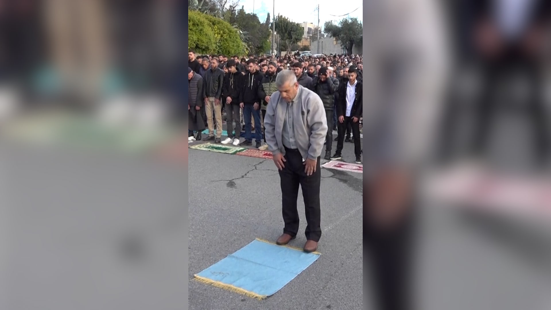 مسلمون يؤدون صلاة العيد في شوارع القدس بظل استمرار إغلاق المسجد الأقصى